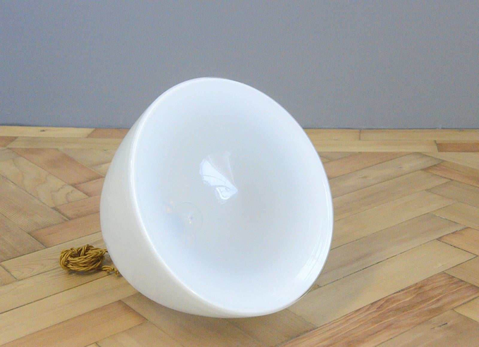Lampade a sospensione in opalina di Vilhelm Lauritzen, circa anni '50 in vendita 1