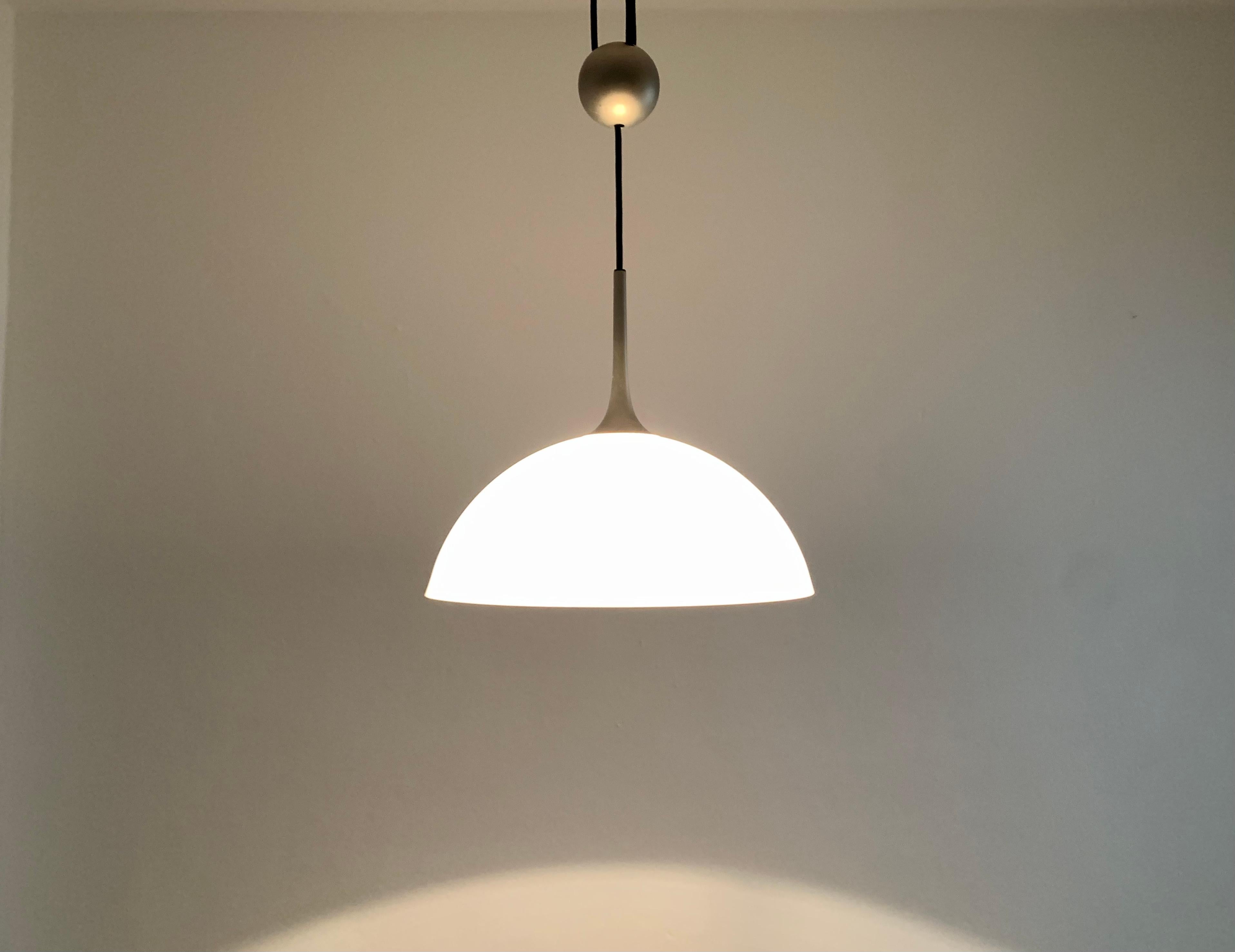 Verre opalin Lampe à suspension Posa 36 en opaline avec contrepoids de Florian Schulz en vente