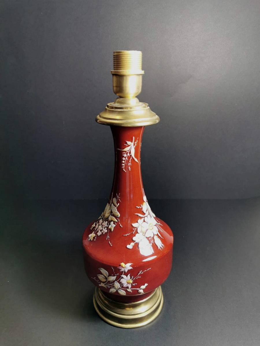 Originally this lamp was an oil lamp, over time the mechanism with the wick was removed, it was then electrified to make it more comfortable and modern; it is prepared for the use of a lampshade, which is not supplied, but that of the photo can be