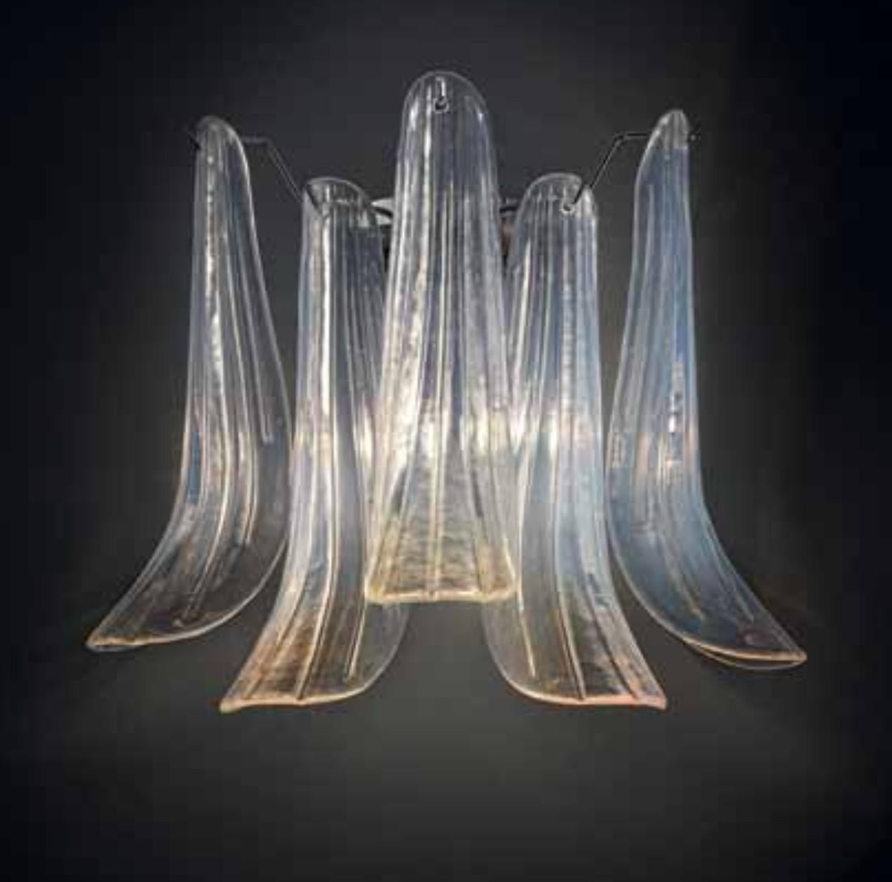 Aplique de pared italiano con pétalos de cristal opalino iridiscente de Murano montados sobre una estructura de metal cromado / inspirado en Mazzega Made in Italy
Medidas: ancho 14 pulgadas, alto 14 pulgadas
2 luces / tipo E12 o E14 / máx. 40W cada