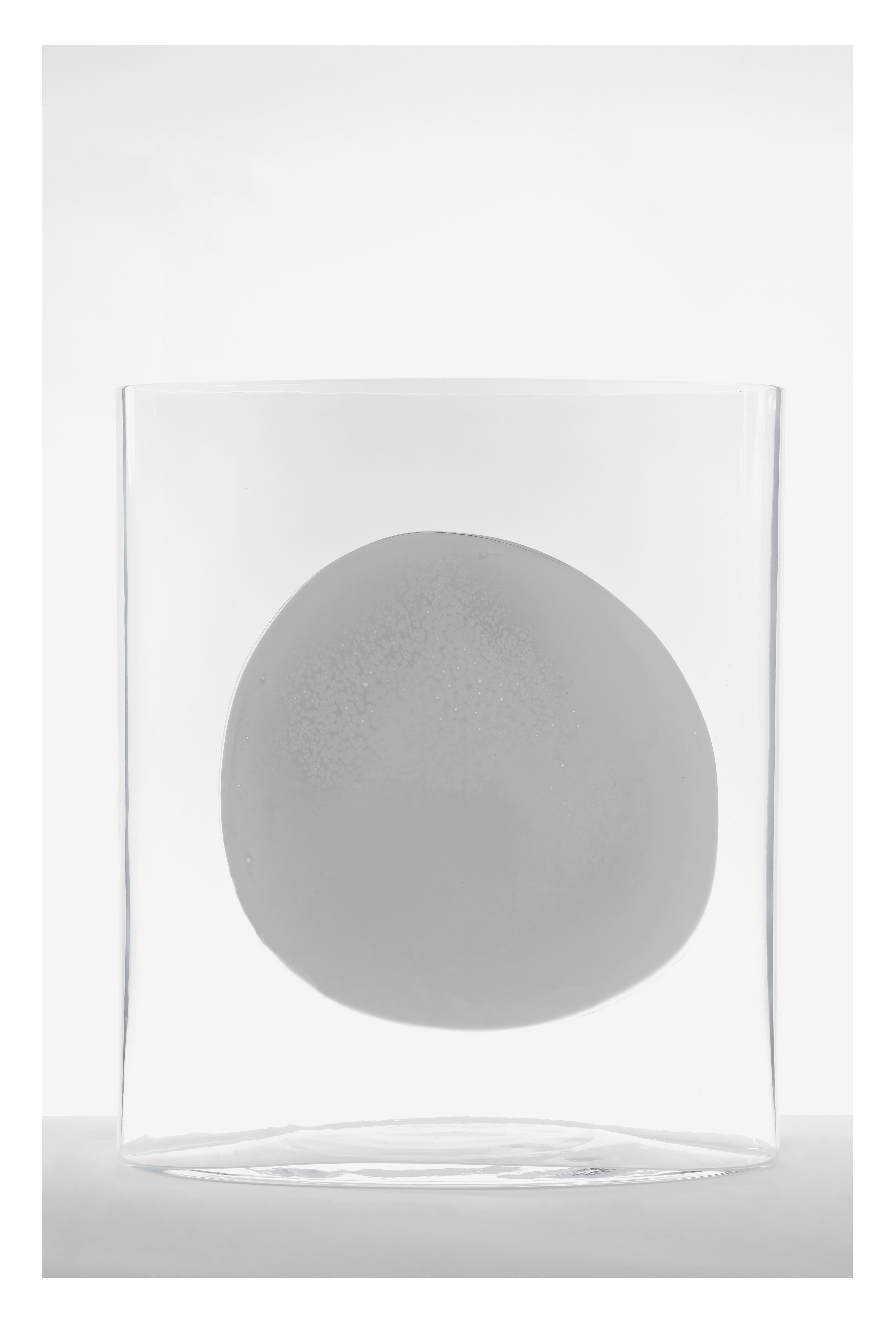 Isla ist das Ergebnis einer einjährigen Zusammenarbeit zwischen dem schweizerisch-französischen Designer und dem Studio Nouvel und erforscht das Nebeneinander von unzähligen Farbtönen und Glastransparenzen in zwei verschiedenen Vasengrößen. Die