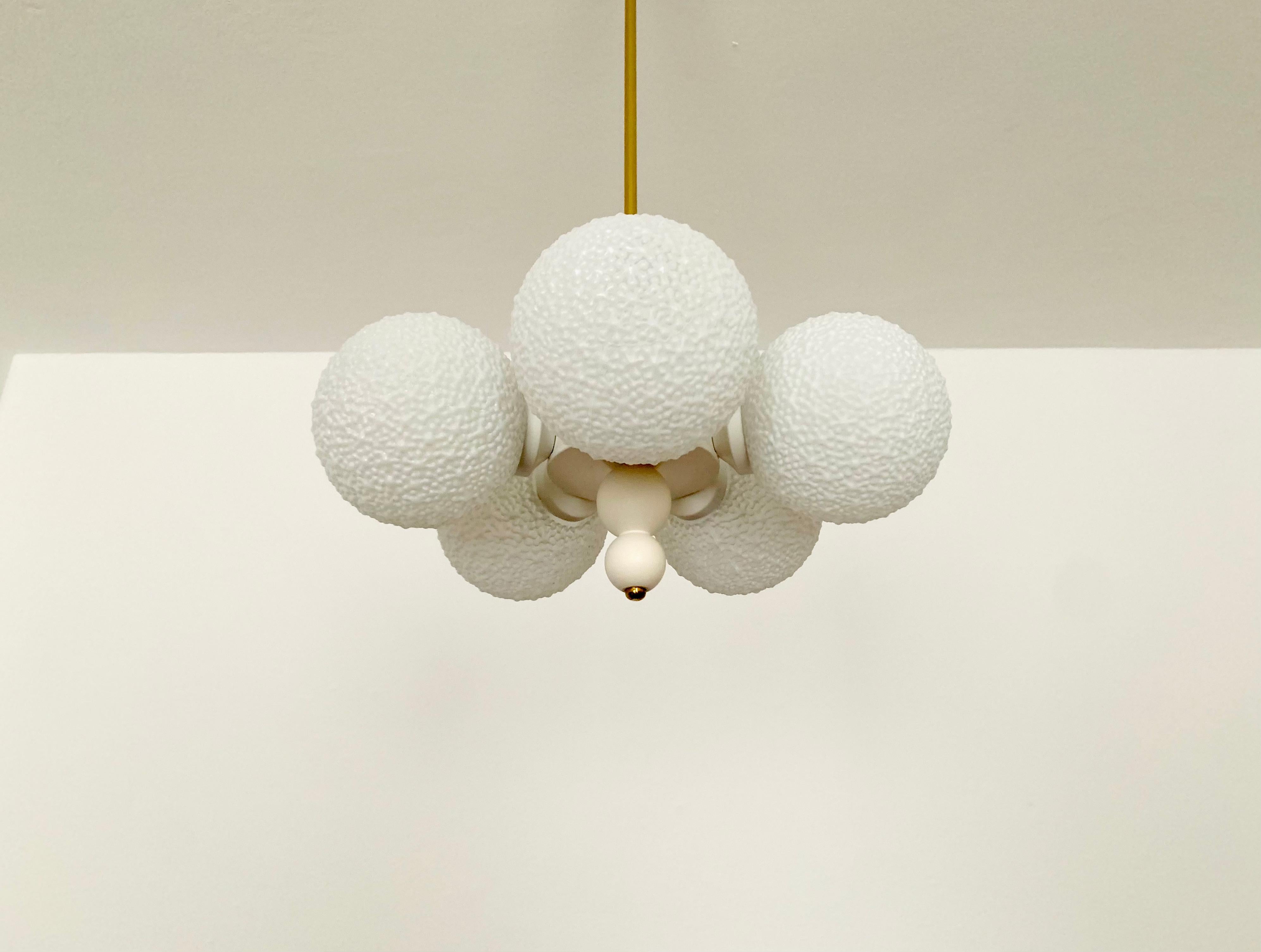 Magnifique lustre Sputnik des années 1960.
Les 5 abat-jour en verre spécial diffusent une lumière agréable.
La lampe a une finition de très haute qualité.
Un design très contemporain avec un look fantastique.

Condit :

Très bon état vintage avec de