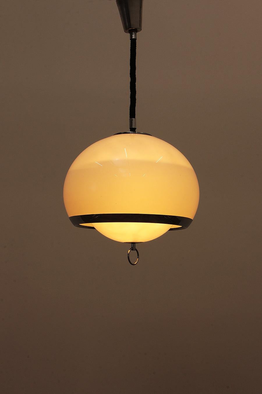 Opaline Space Age German Pendant Lamp With Harmonica Cord

Cool opaline space age German hanging lamp from the 1960s.

This German hanging lamp has an opaline color with a silver edge.

The lamp consists of one large and one small sphere pushed