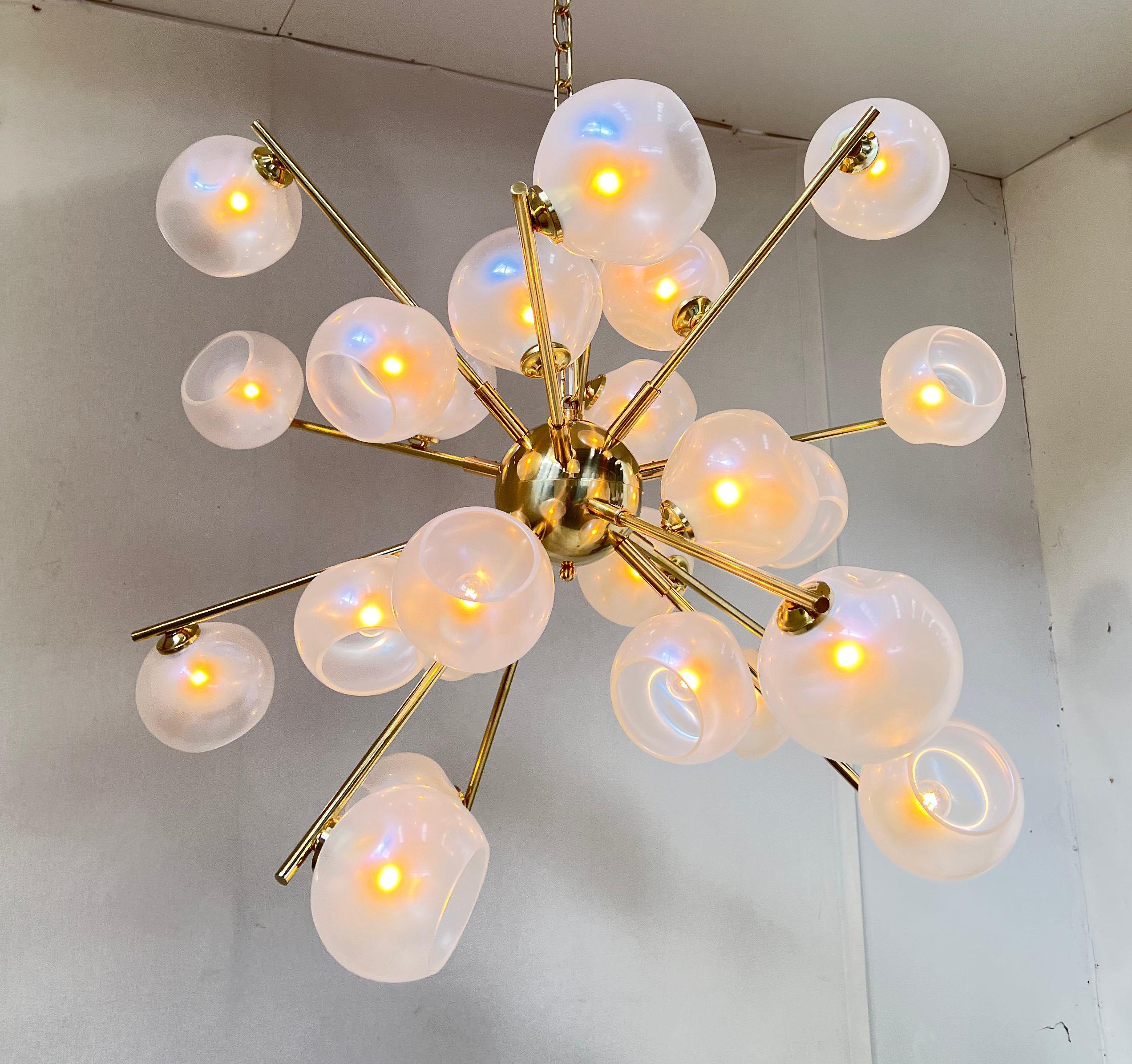 Lampadario Opaline Sputnik di Fabio Ltd in vendita 3