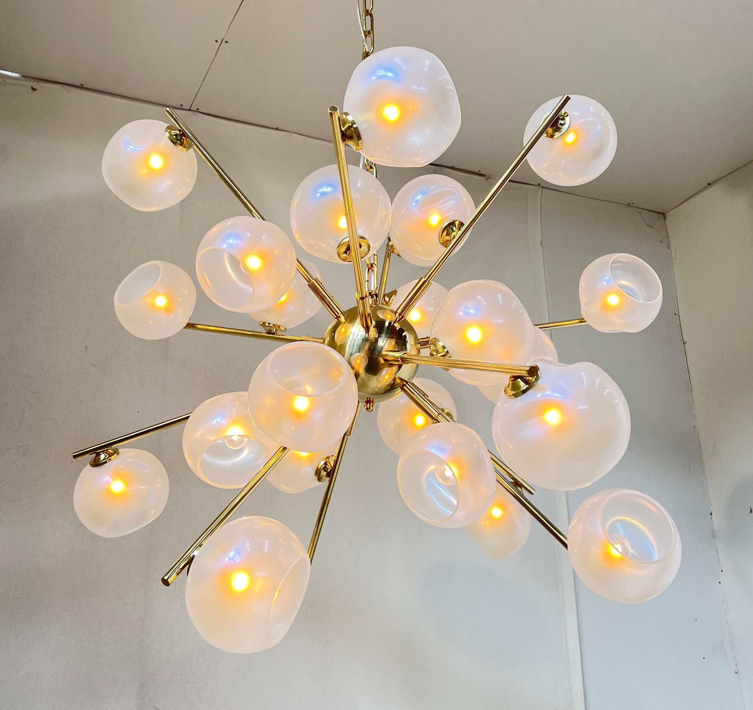 Lampadario Opaline Sputnik di Fabio Ltd in vendita 4