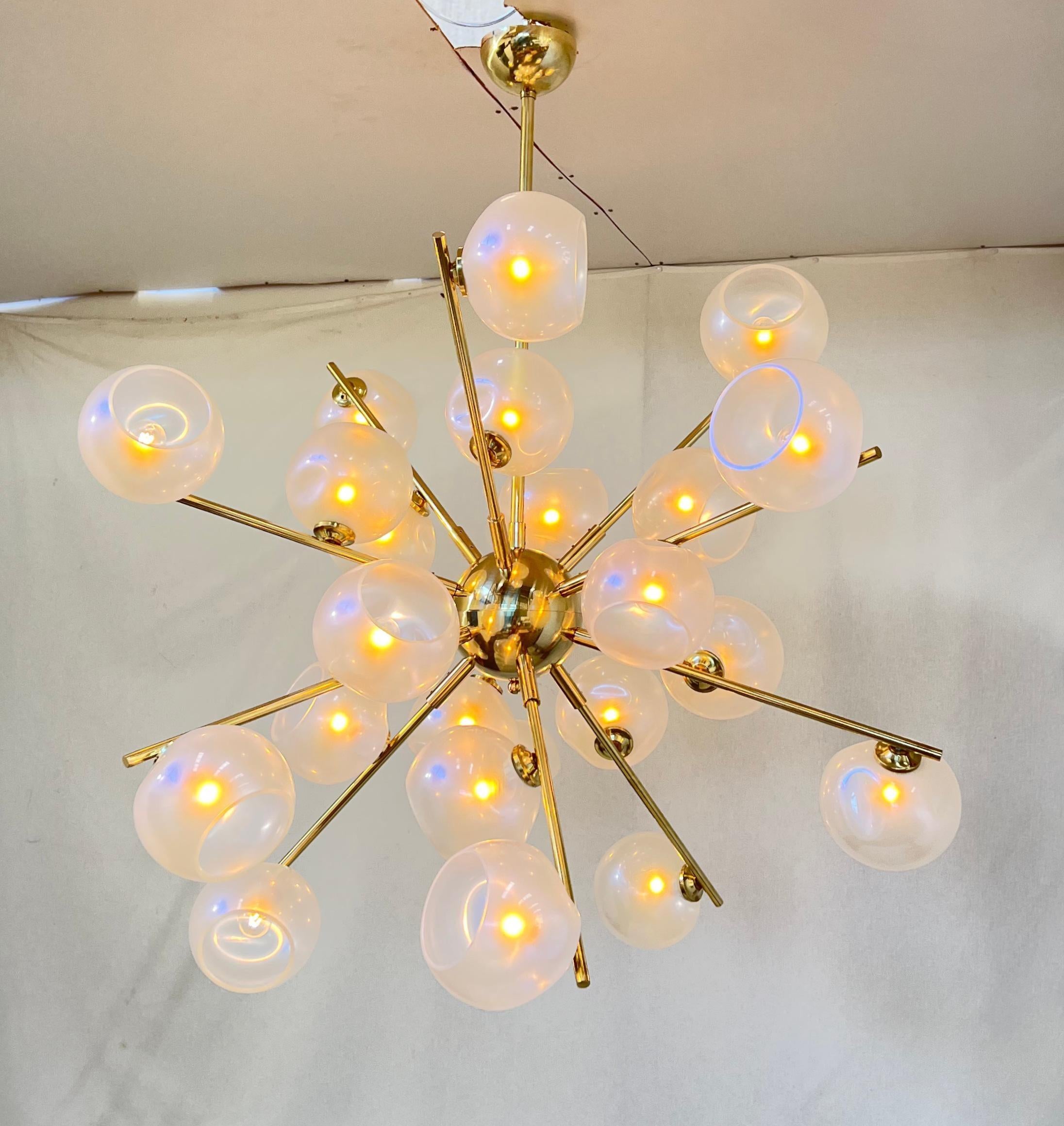 Lampadario Opaline Sputnik di Fabio Ltd in vendita 5