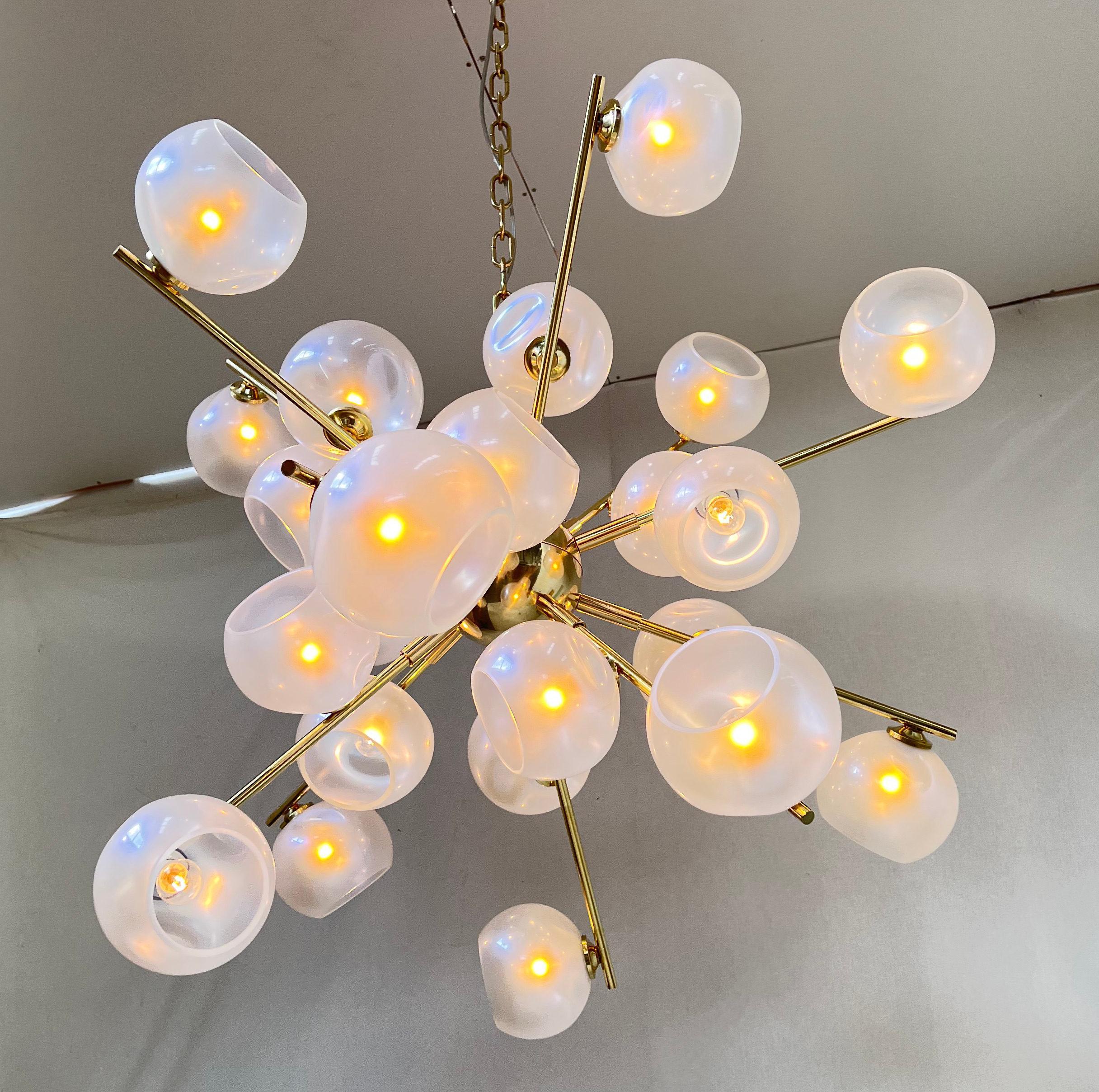 Lampadario Opaline Sputnik di Fabio Ltd in vendita 5