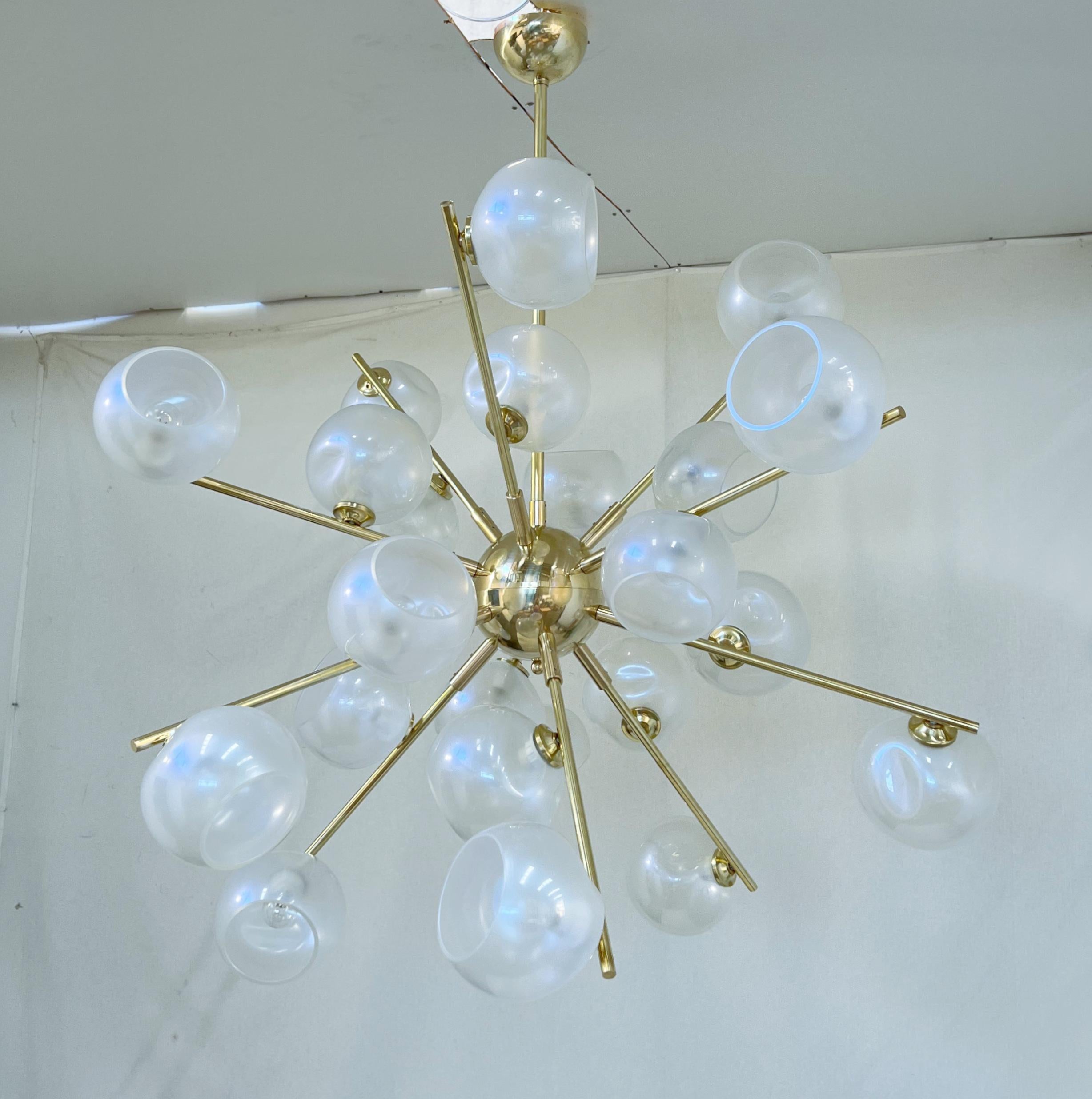 Lampadario sputnik moderno italiano con paralumi in vetro di Murano opalino montati su una struttura in ottone naturale non laccato / Made in Italy
24 luci / tipo E12 o E14 / max 40W ciascuna
Misure: Diametro 39 pollici / Altezza 39 pollici più asta