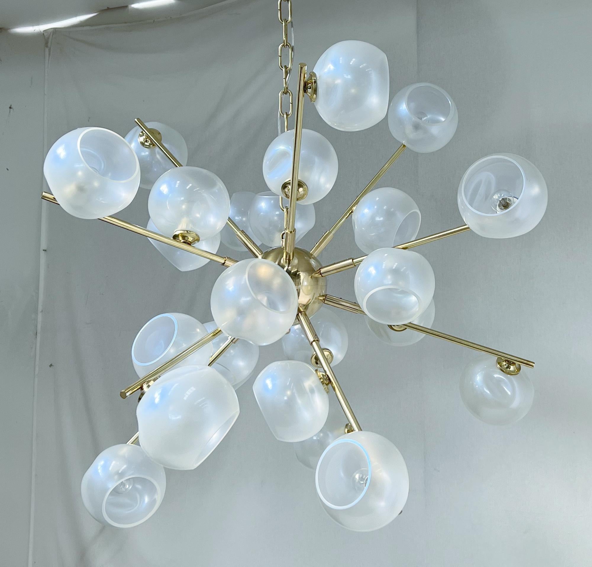 Lampadario sputnik moderno italiano con paralumi in vetro di Murano opalino montati su una struttura in ottone naturale non laccato / Made in Italy
24 luci / tipo E12 o E14 / max 40W ciascuna
Misure: Diametro 39 pollici / Altezza 39 pollici più