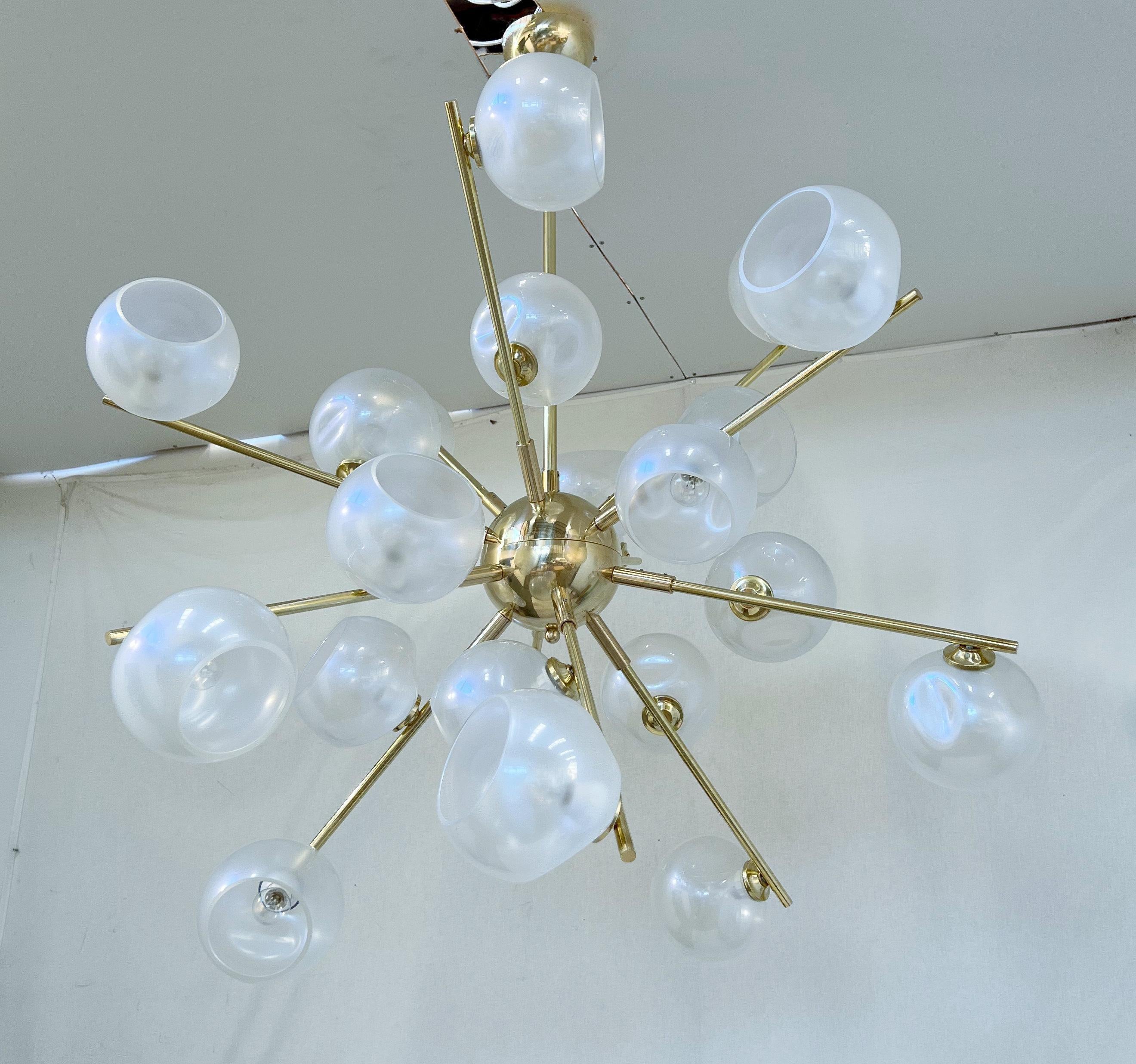 Mid-Century moderno Lampadario Opaline Sputnik di Fabio Ltd in vendita