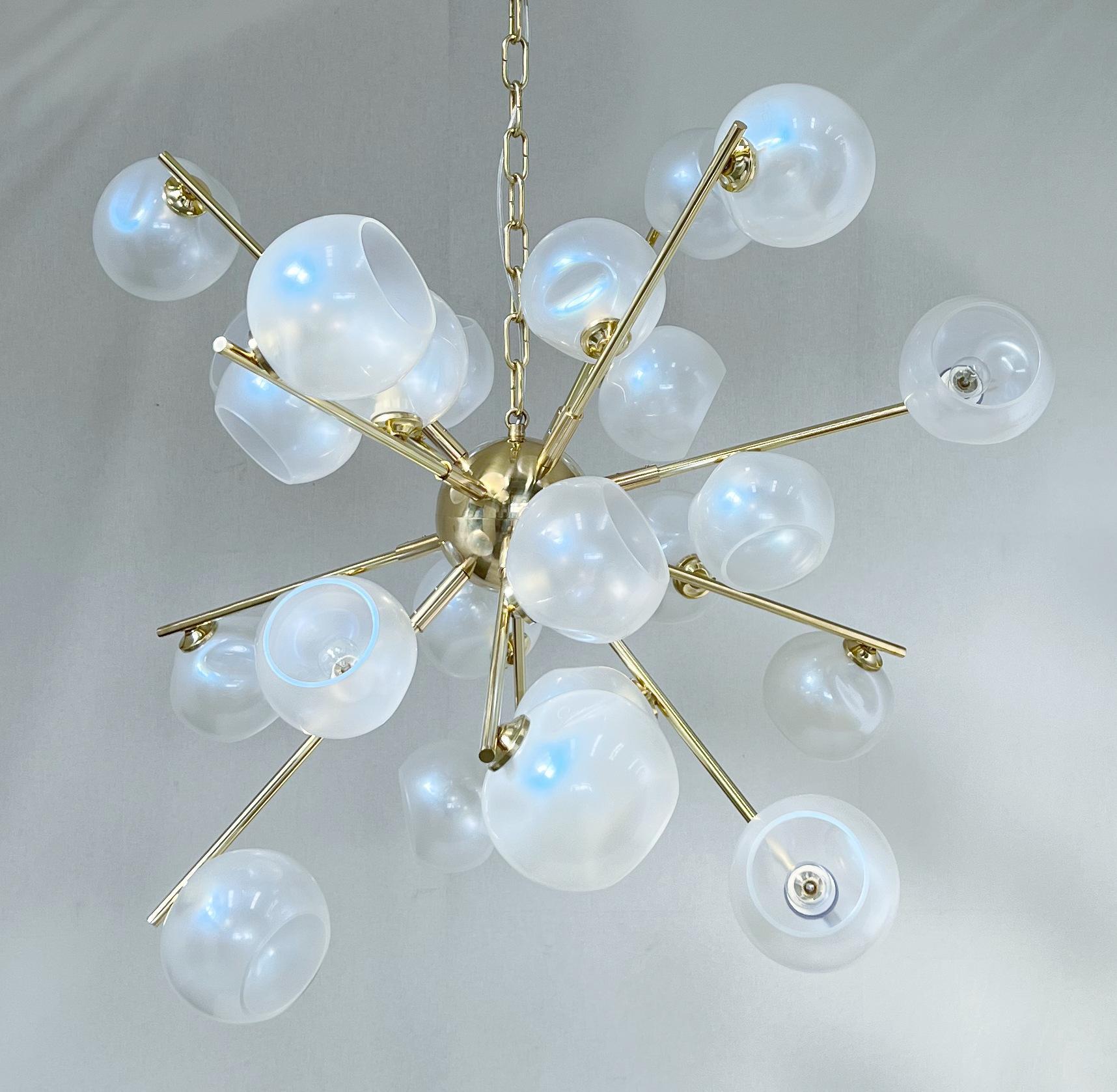 Mid-Century moderno Lampadario Opaline Sputnik di Fabio Ltd in vendita