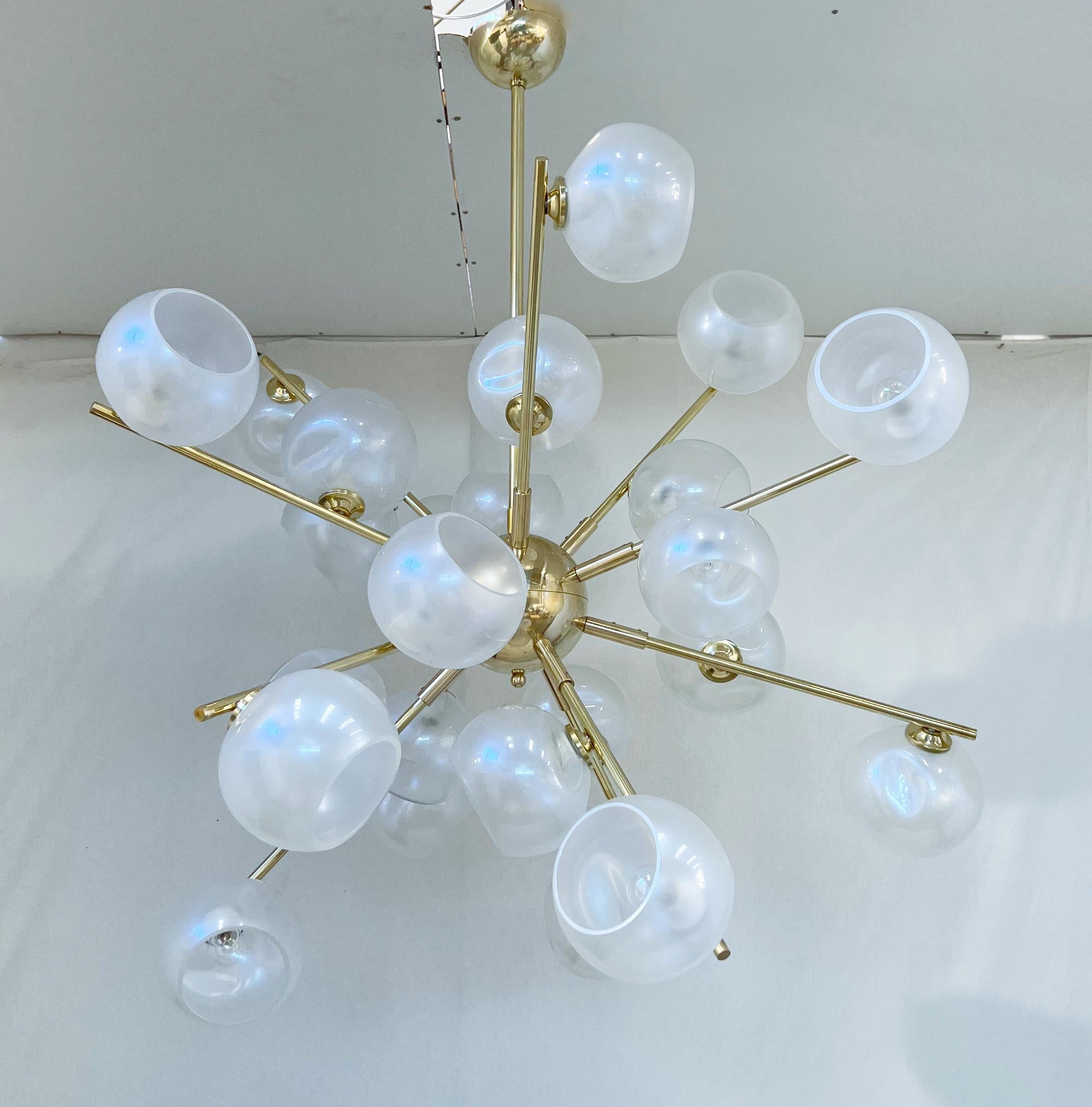 Italiano Lampadario Opaline Sputnik di Fabio Ltd in vendita