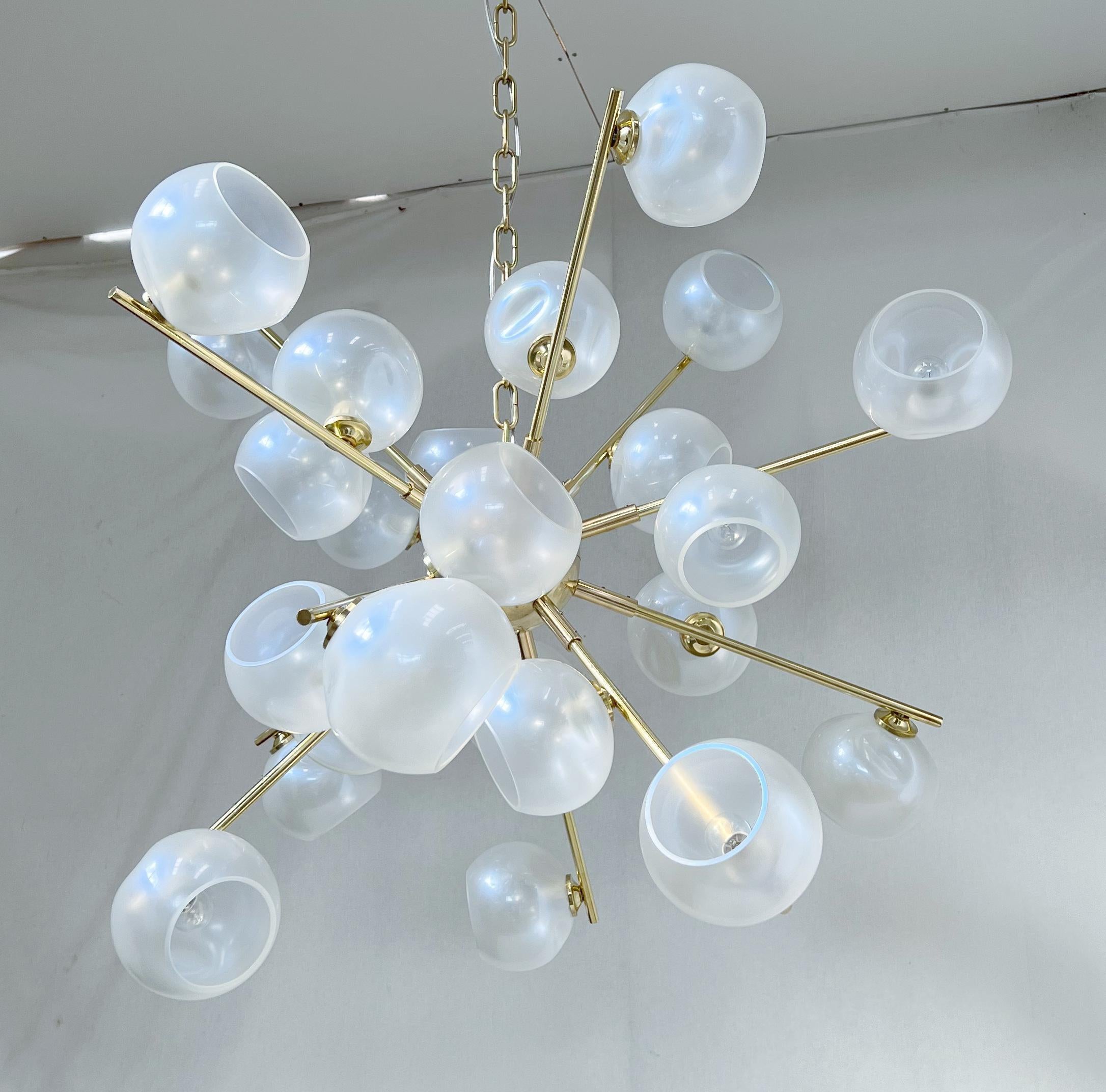 Italiano Lampadario Opaline Sputnik di Fabio Ltd in vendita