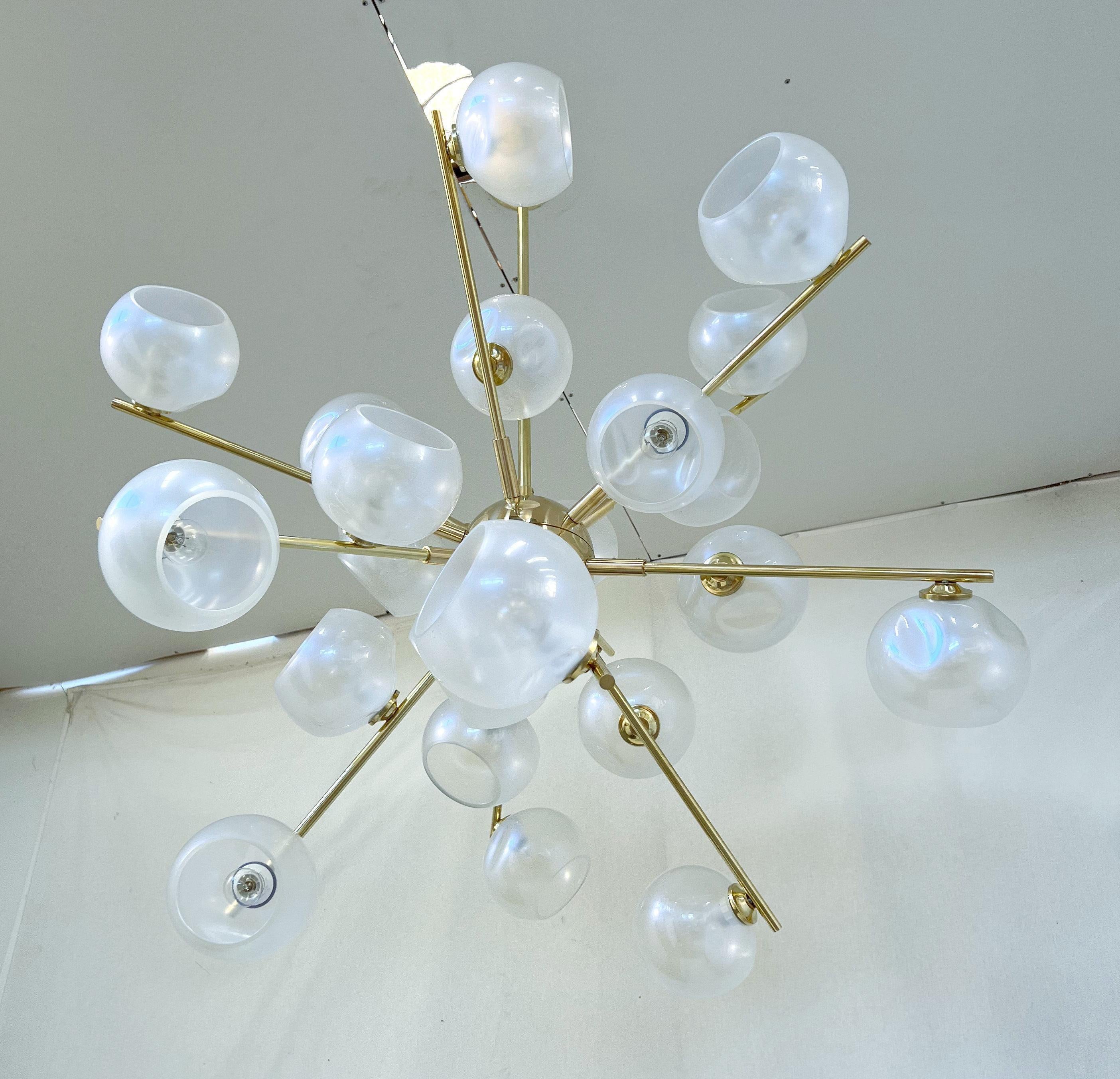 XXI secolo e contemporaneo Lampadario Opaline Sputnik di Fabio Ltd in vendita