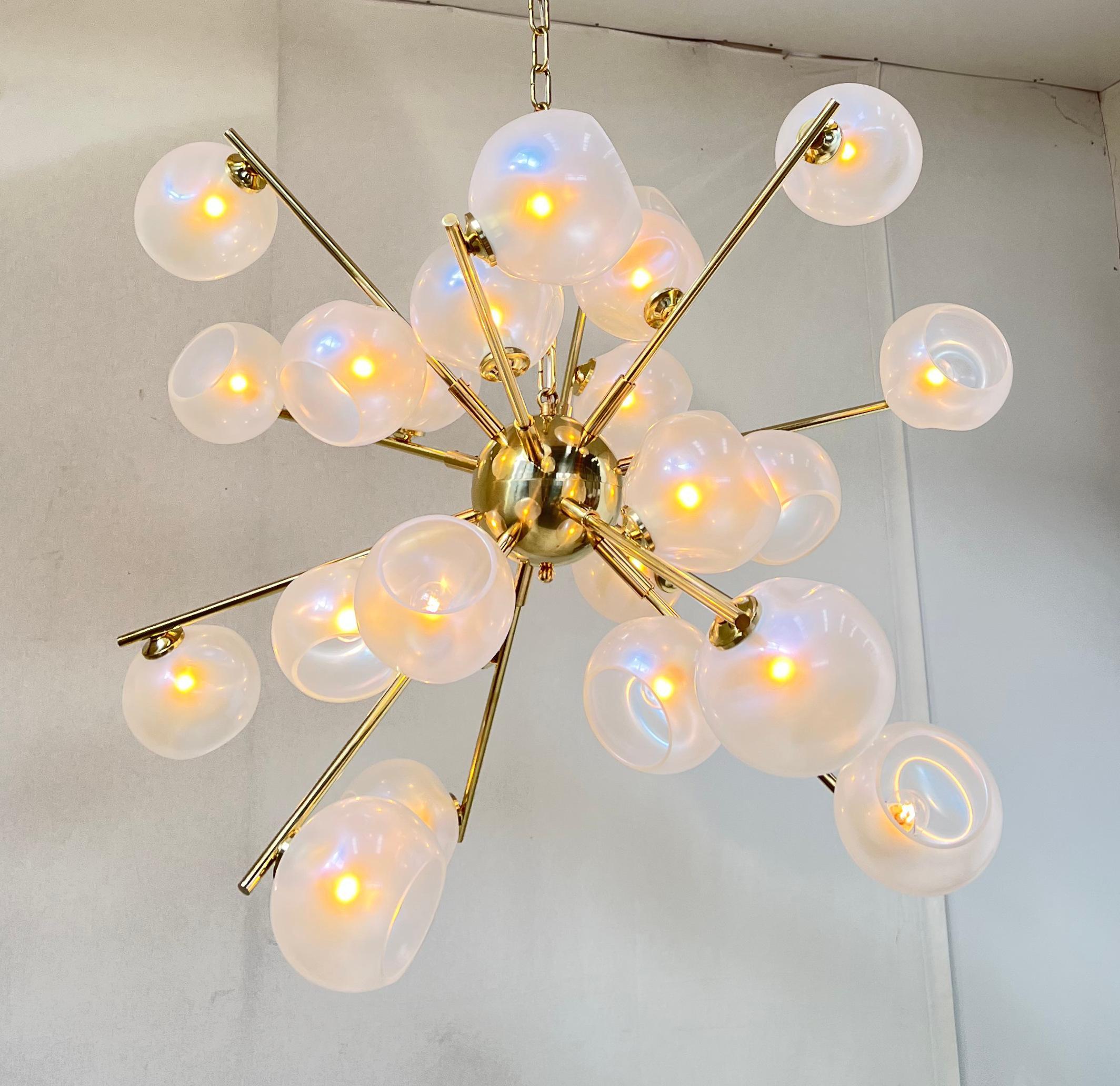 XXI secolo e contemporaneo Lampadario Opaline Sputnik di Fabio Ltd in vendita