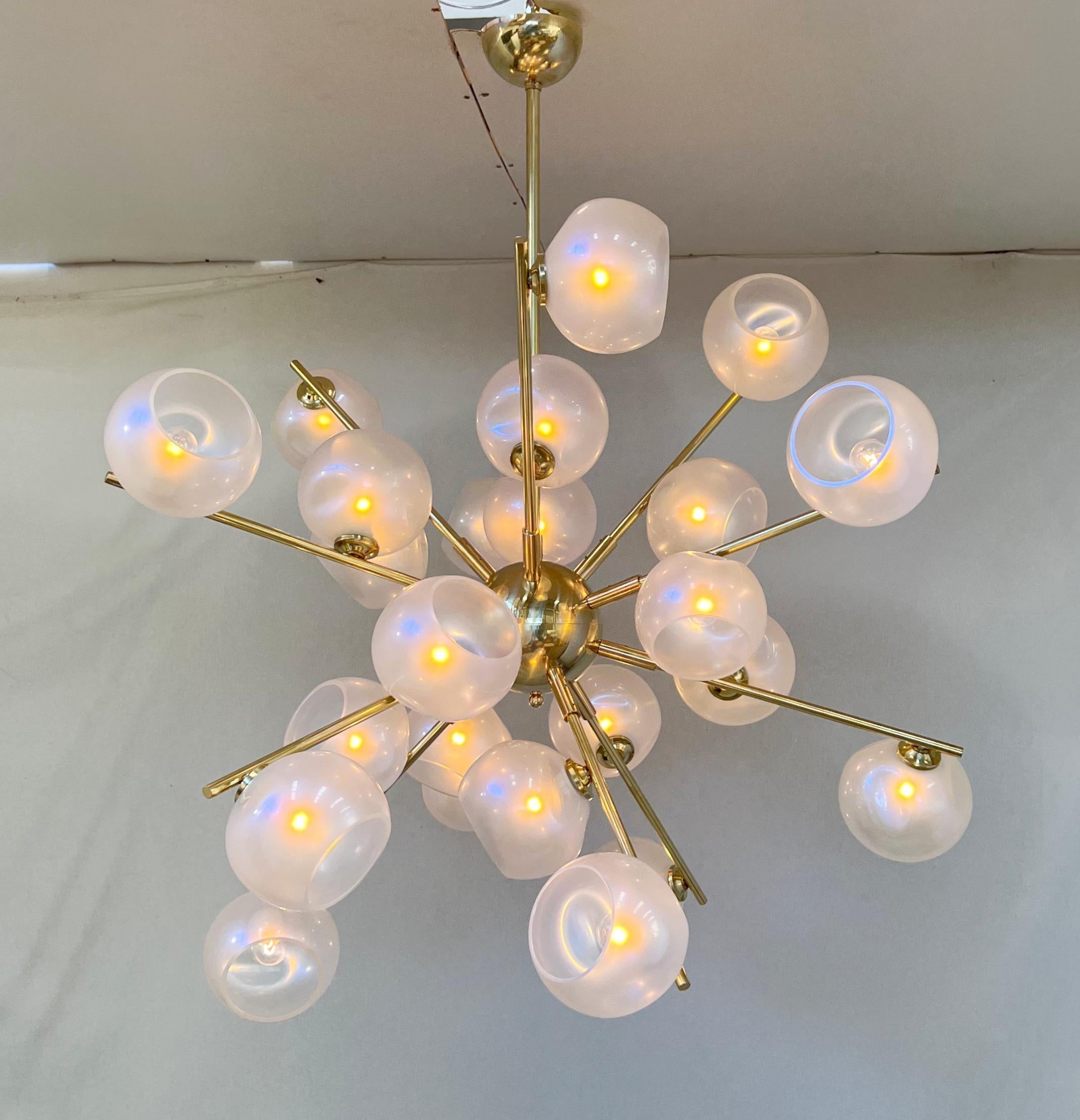 Ottone Lampadario Opaline Sputnik di Fabio Ltd in vendita