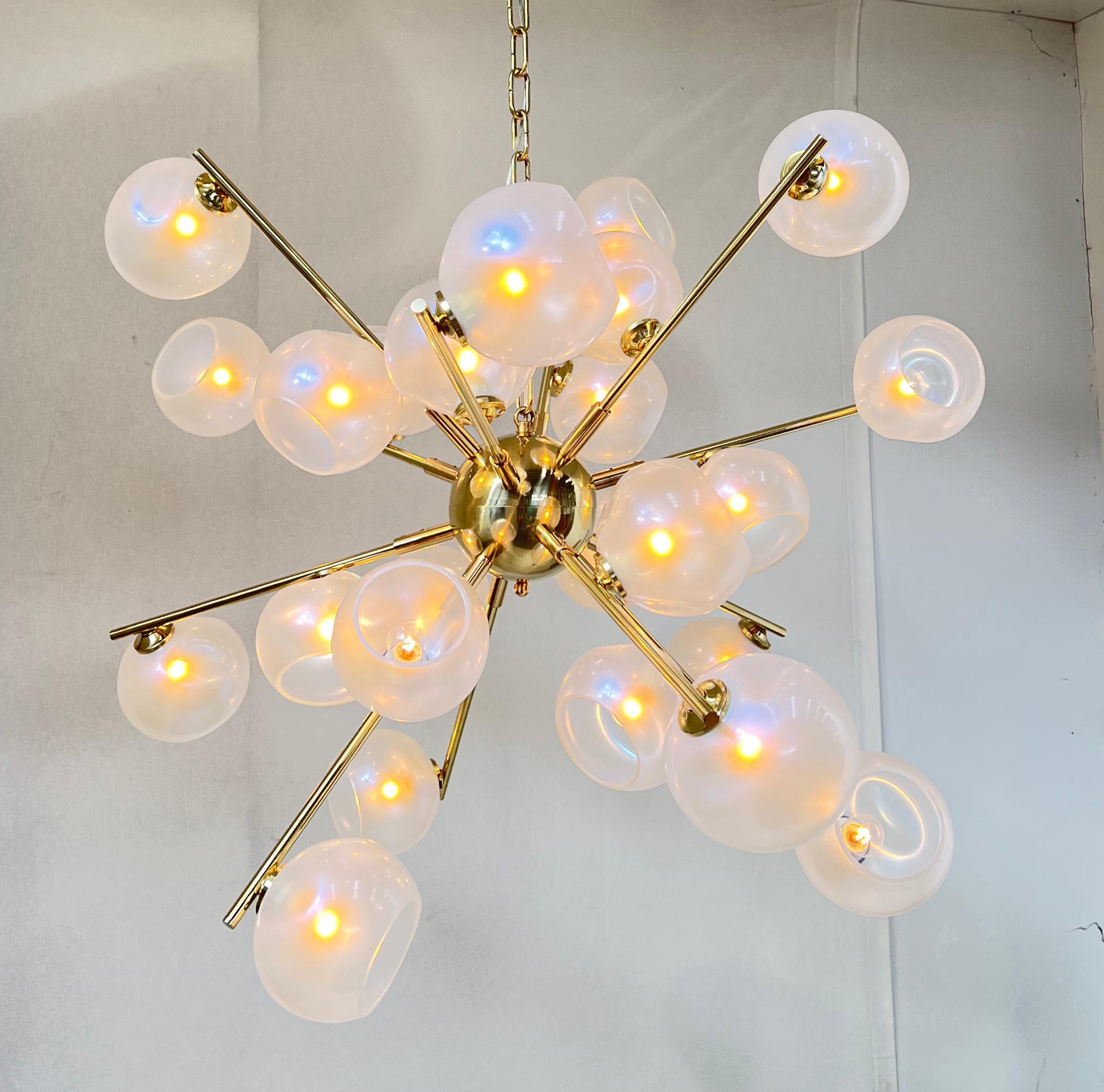Lampadario Opaline Sputnik di Fabio Ltd in vendita 2