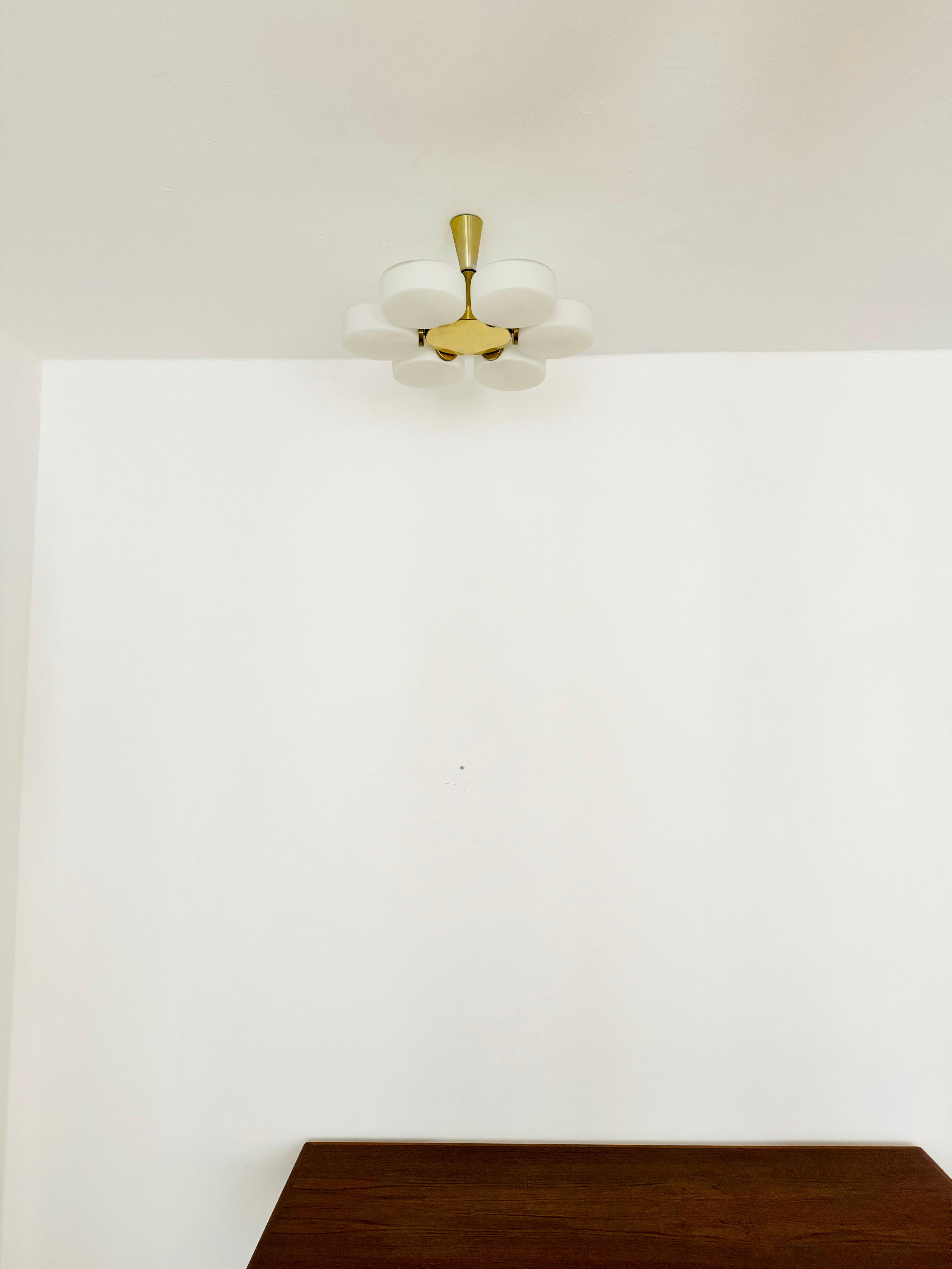Splendido lampadario Sputnik degli anni '60.
I 6 paralumi in vetro opalino diffondono una luce piacevole.
La lampada è realizzata con una qualità molto elevata.
Un design molto contemporaneo con un aspetto fantastico ed elegante.

Produttore: Kaiser
