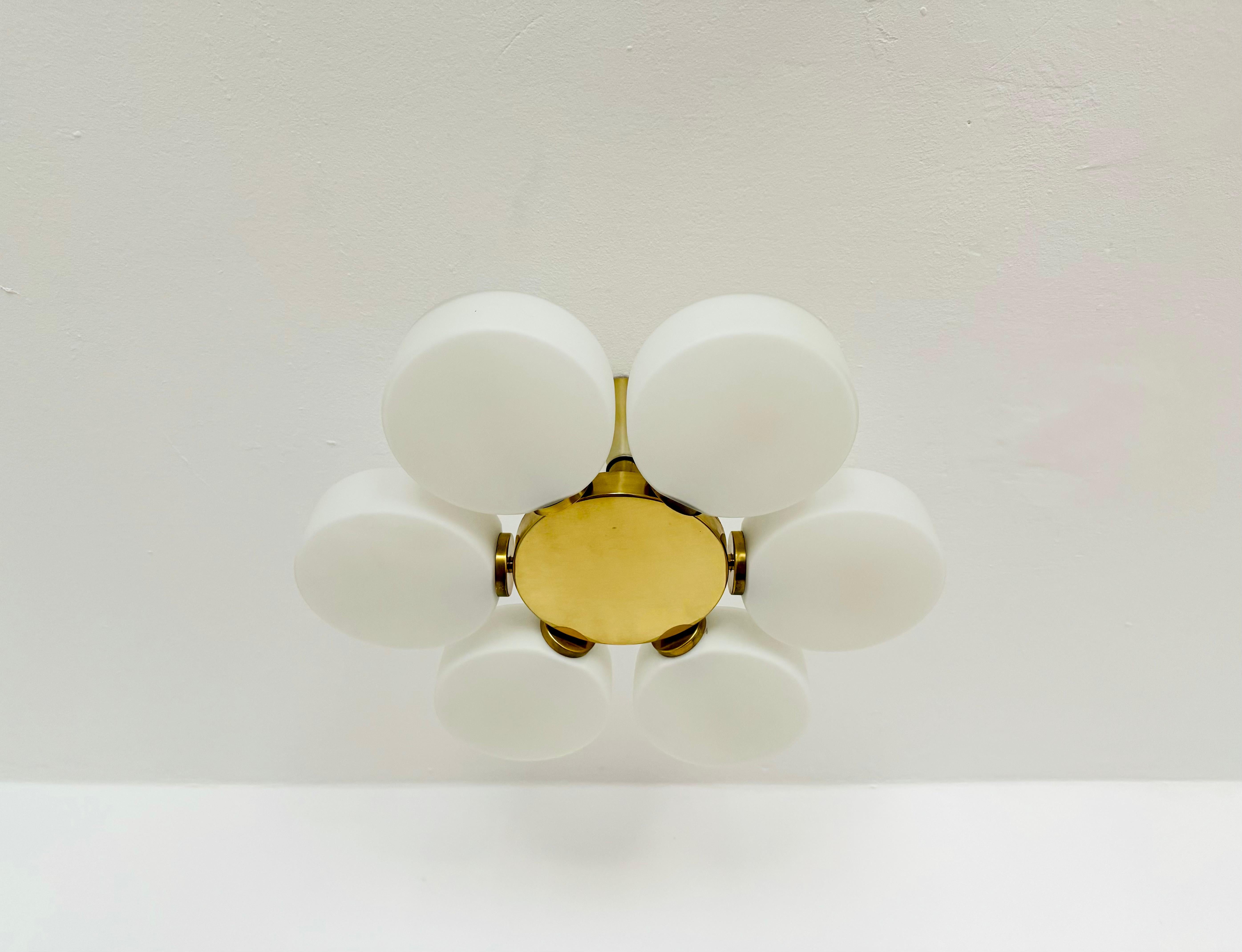 Metà XX secolo Lampadario Sputnik Opaline di Kaiser Leuchten in vendita