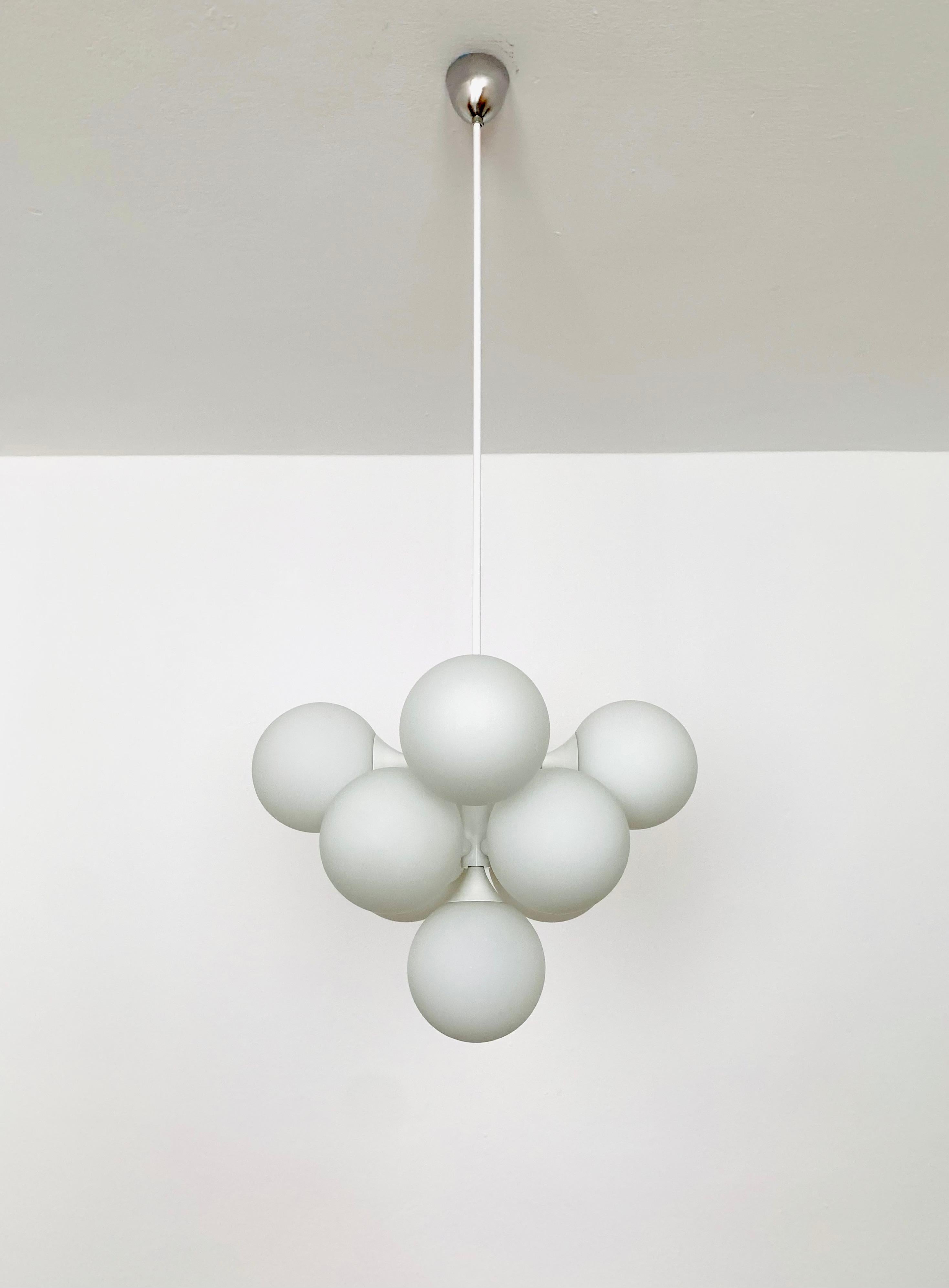 Bellissimo lampadario Sputnik degli anni '60.
I 9 paralumi in vetro opalino diffondono una luce piacevole.
La lampada ha una finitura di altissima qualità.
Design molto contemporaneo con un aspetto fantastico.

Condizioni:

Condizioni vintage