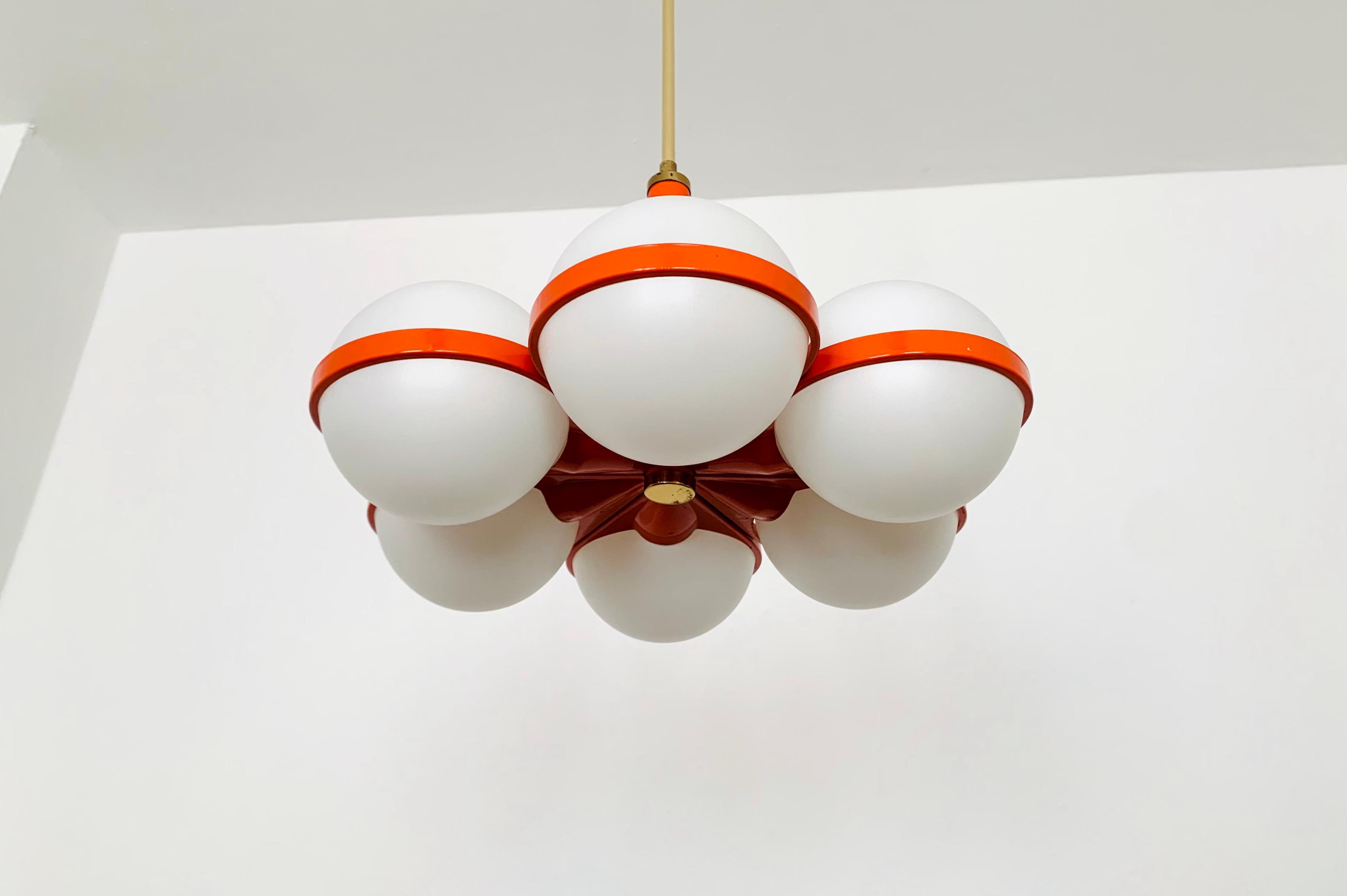 Schöner und seltener Sputnik-Kronleuchter aus den 1960er Jahren.
Die 6 Lampenschirme aus Opalglas verbreiten ein angenehmes Licht.
Sehr modernes Design mit einem fantastischen Look.

Bedingung:

Sehr guter Vintage-Zustand mit leichten