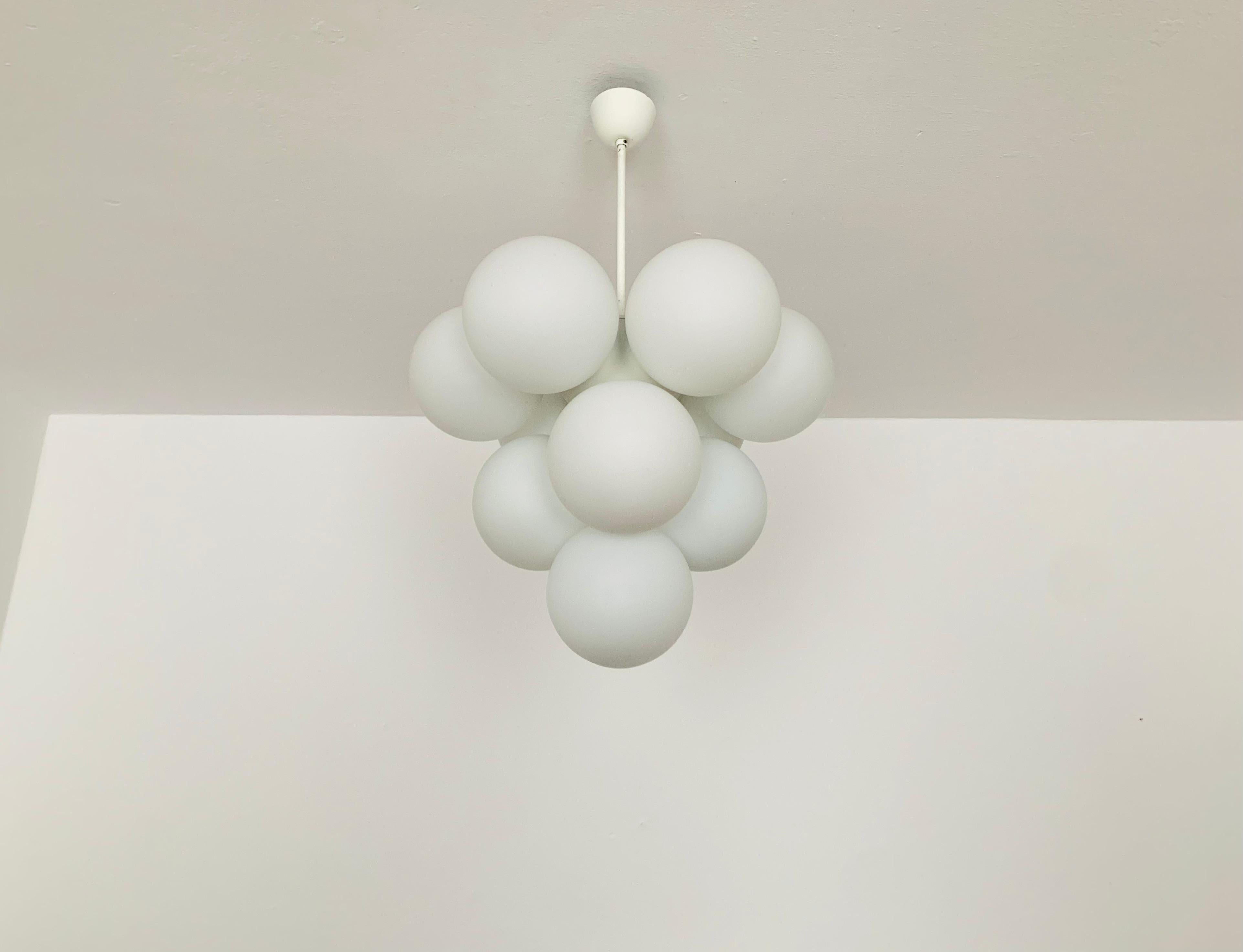 Lampadario Sputnik estremamente bello e raro degli anni '60.
I 10 paralumi in vetro opalino diffondono una luce piacevole.
La lampada ha una finitura di altissima qualità.
Design molto contemporaneo con un aspetto