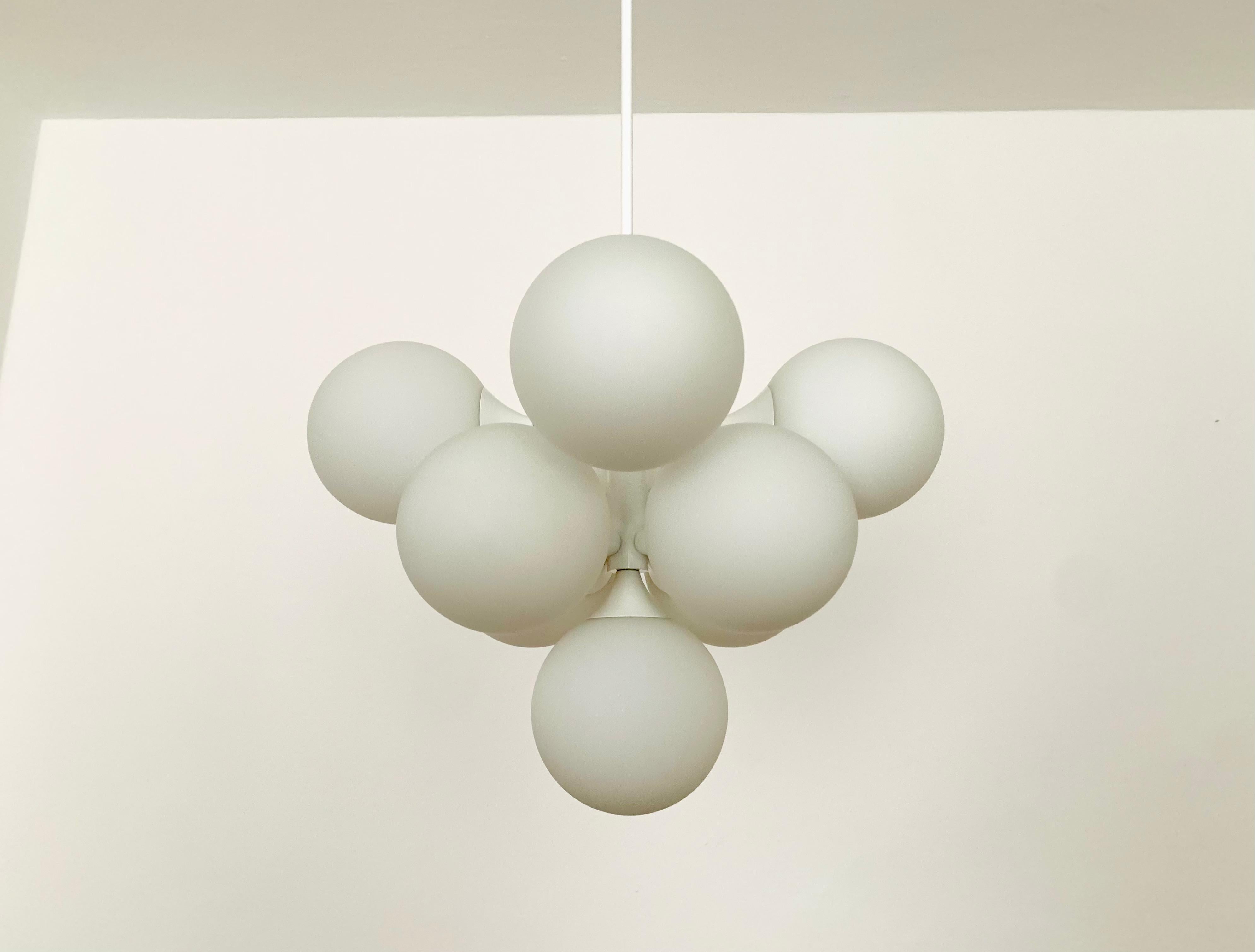 Bellissimo lampadario Sputnik degli anni '60.
I 9 paralumi in vetro opalino diffondono una luce piacevole.
La lampada ha una finitura di altissima qualità.
Design molto contemporaneo con un aspetto fantastico.

Condizioni:

Condizioni vintage