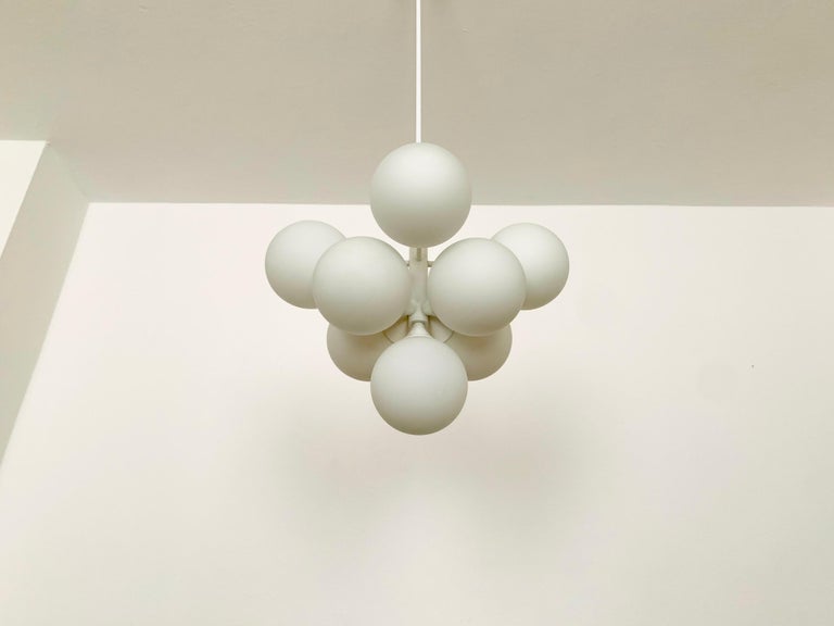 Opaline Sputnik Chandelier In Good Condition For Sale In München, DE