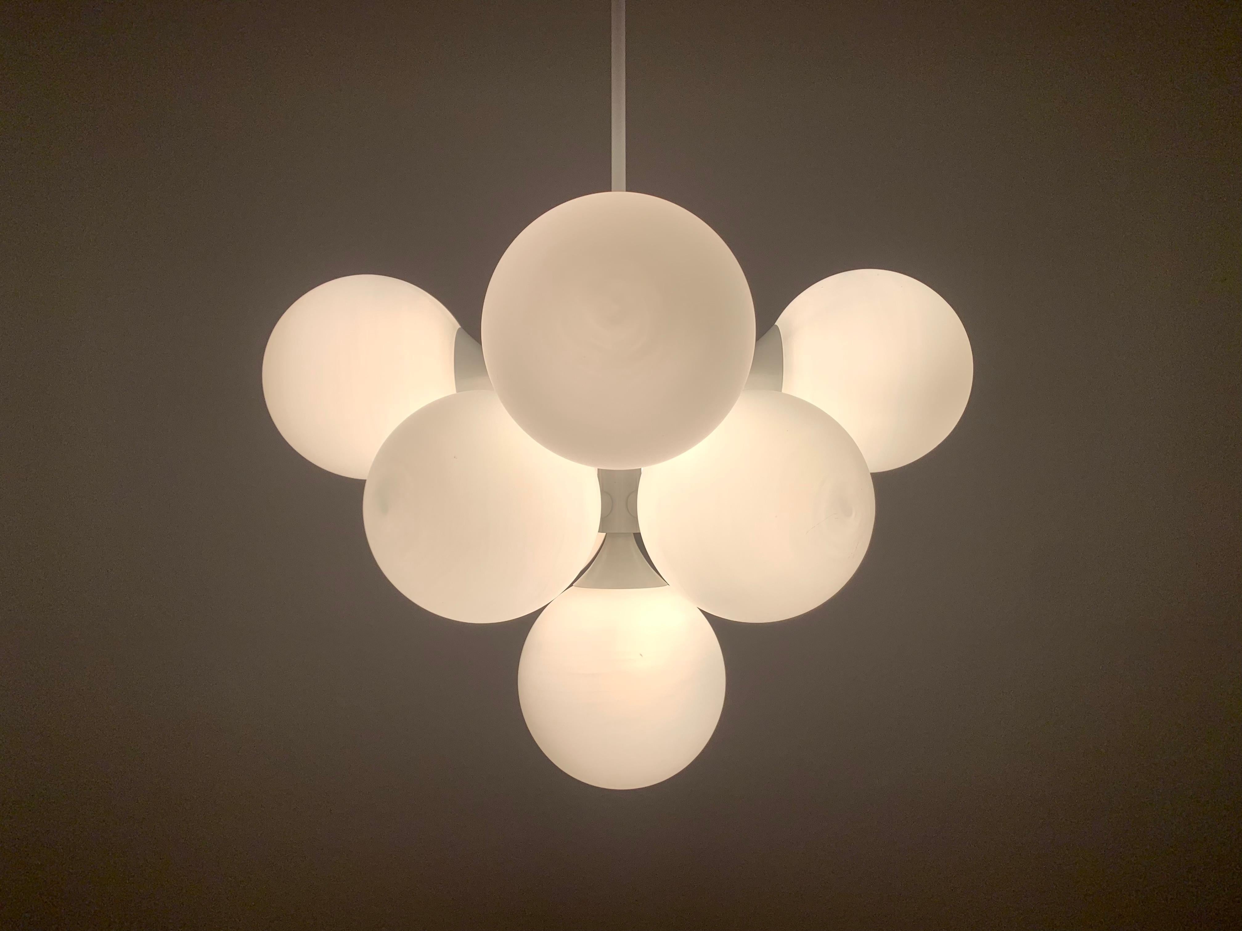 Lustre Spoutnik en opaline en vente 1