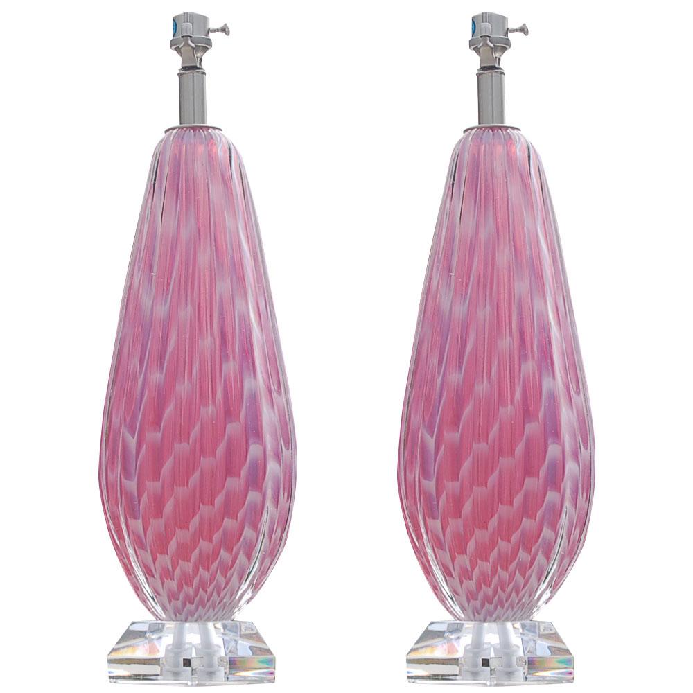 Diese wundervollen opal gestreiften Seguso Murano Lampen werden auf dem originalen Verpackungsetikett aus den 1950er Jahren als 'Opalina Rosa' bezeichnet. Es sind wunderschöne wirbelnde Streifen aus weißem Opalin in ORCHID und COTTON CANDY gefärbtem
