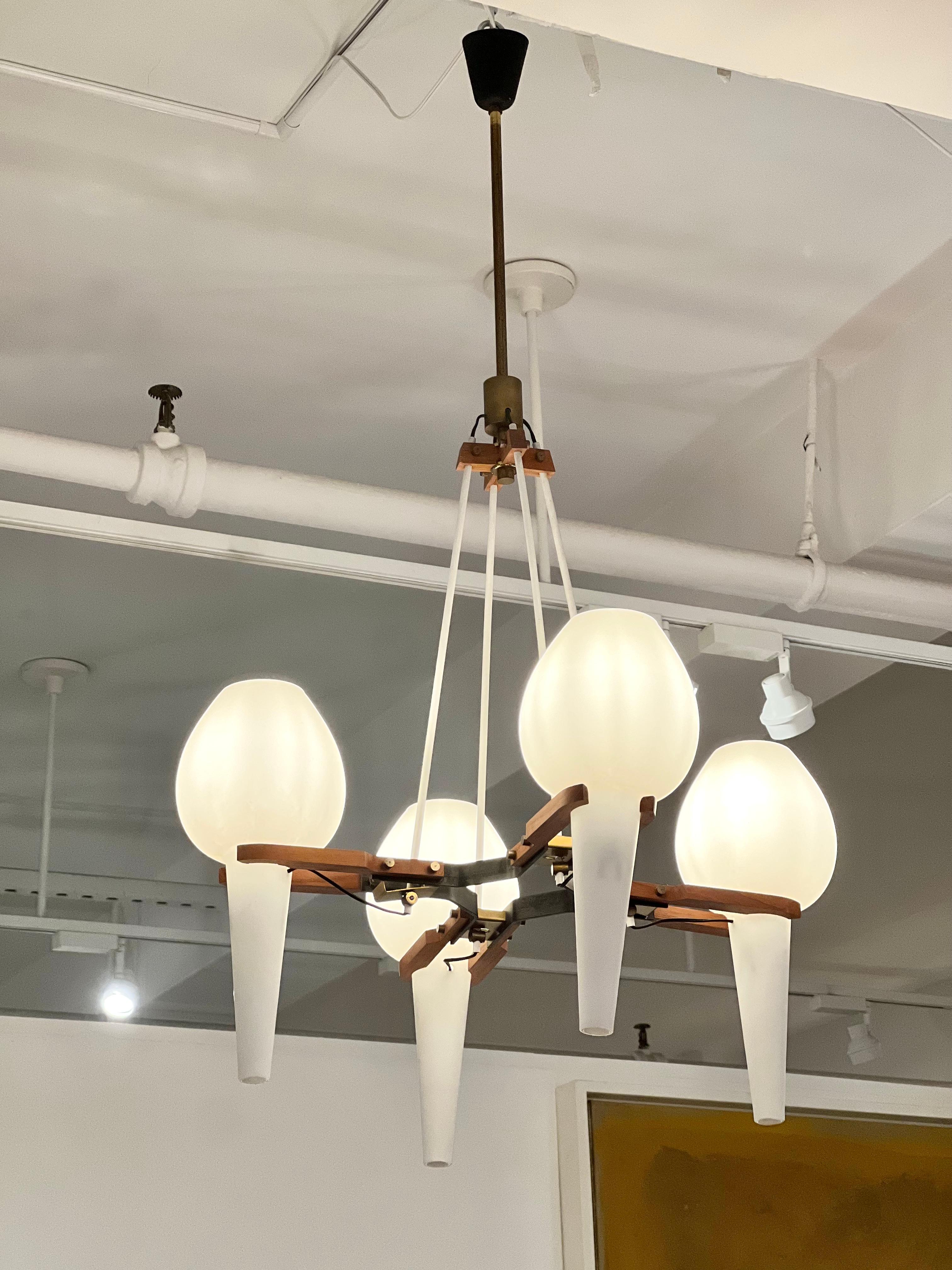 Mid-Century moderno Ciondolo a quattro vetri opalino sospeso in vendita