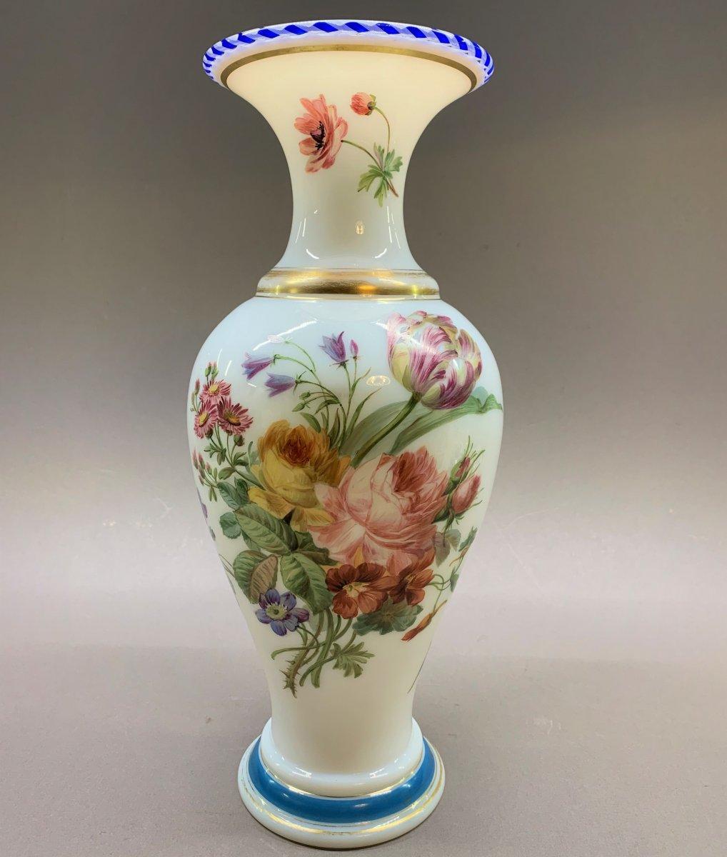 Vase en Opaline de Baccarat
Magnifique vase en opaline de Baccarat du XIXème siècle,
Période Louis-Philippe,
Décor émaillé par les ateliers de Jean-François Robert.
Dimensions : H : 35cm, d : 14,8cm

réf : 3357