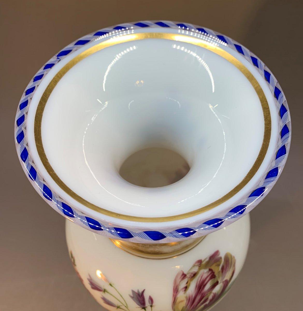 XIXe siècle Vase en opaline de Baccarat
