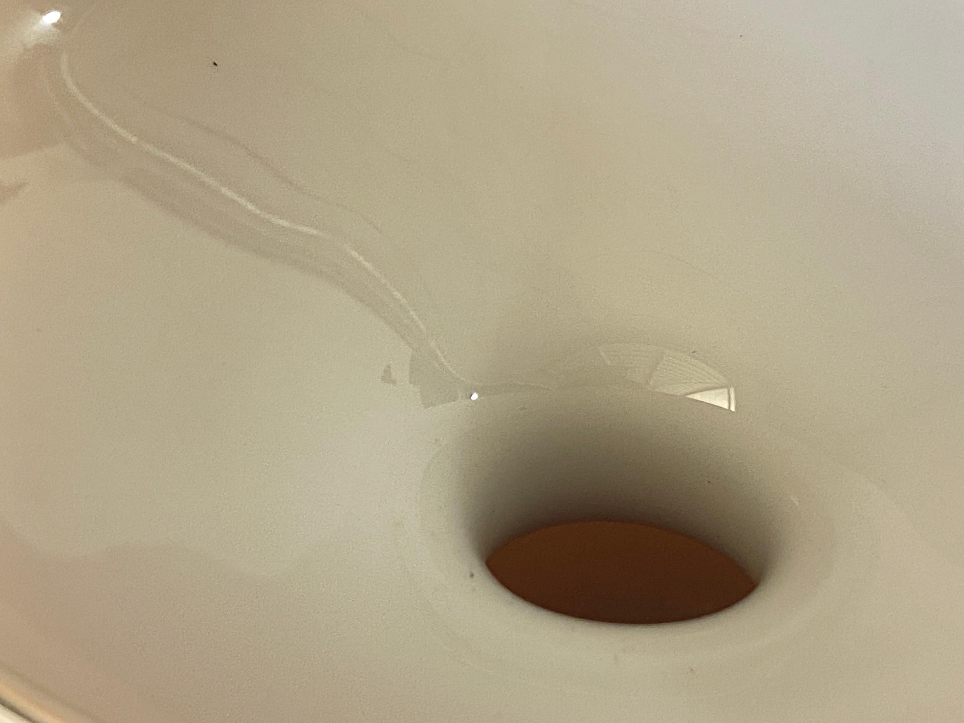 Questo vaso è realizzato in vetro Oplaline. È stata realizzata in Italia negli anni '70. È di colore beige. Piccolo difetto nel collo, non una crepa, ma un difetto di cottura.