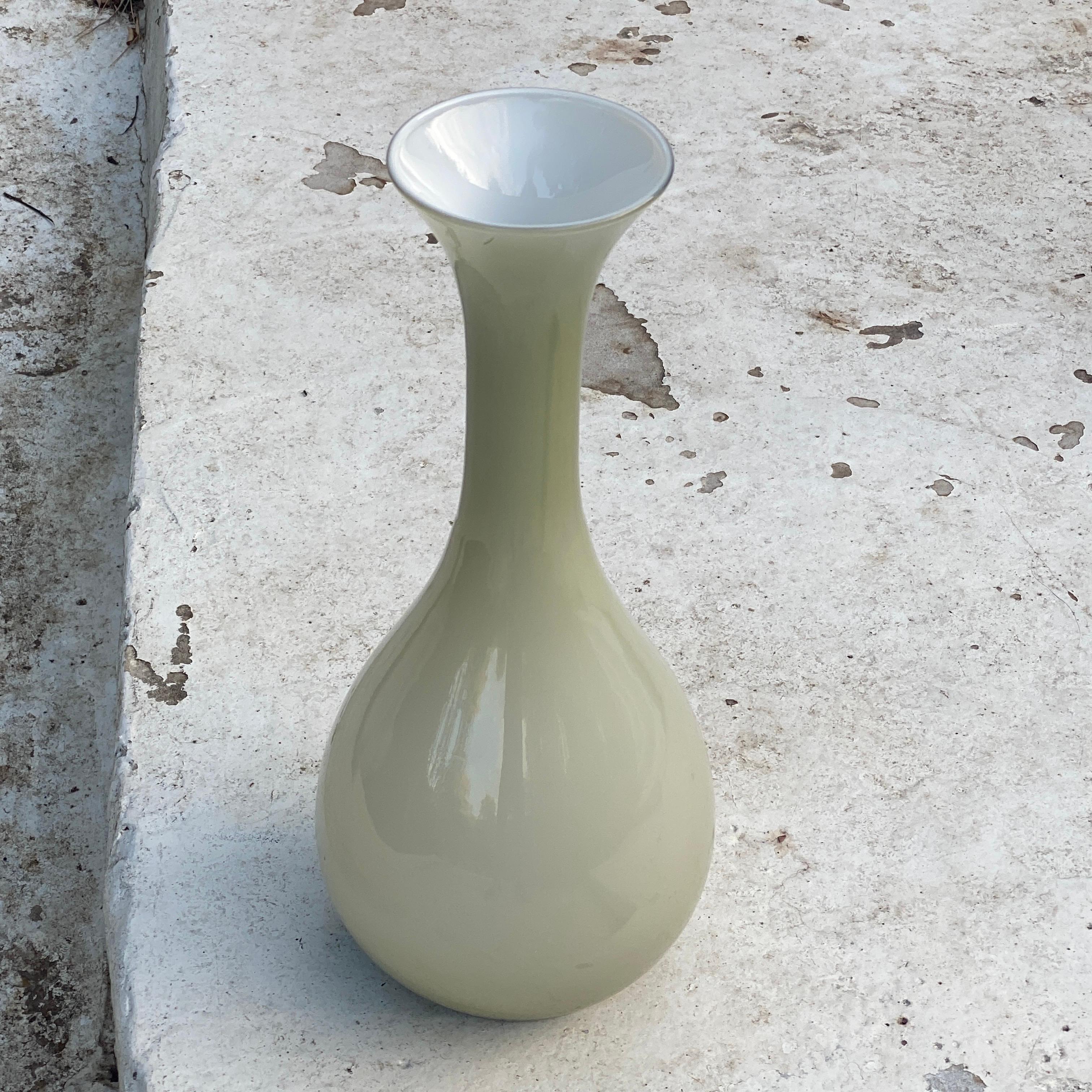 Ce vase est fabriqué en verre en Oplaline. Il a été fabriqué en Italie dans les années 1960. C'est une couleur verte.