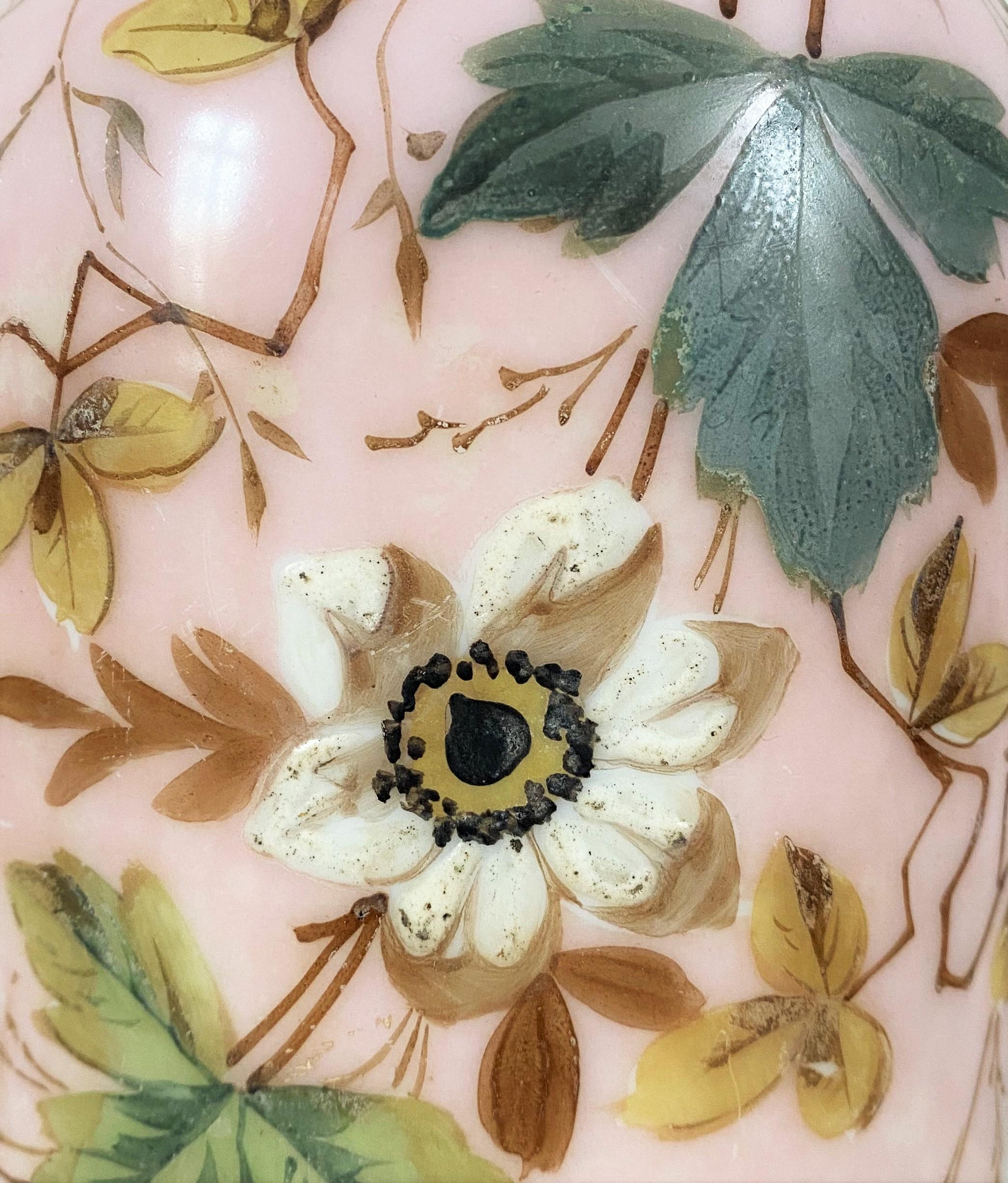 Très beau vase rose pâle d'époque Napoléon 3. Il est décoré de fleurs et de feuillages dans des tons bruns, blancs et verts. 
Il est en opaline, une technique utilisée pour imiter la porcelaine lorsque, en Chine, il était difficile d'apprendre la