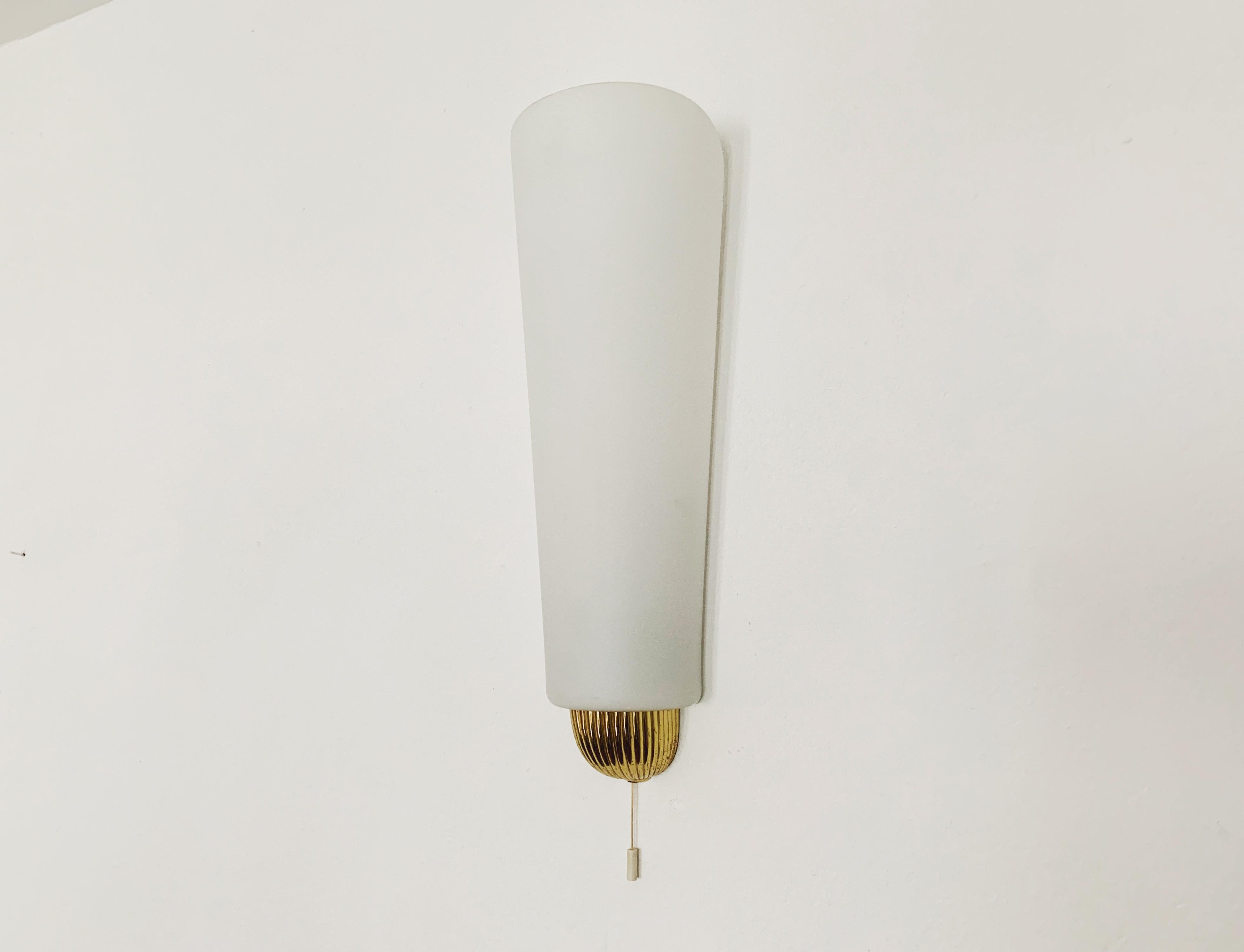 Very nice opal glass wall lamp from the 1950s.
Very elegant and classic shape.
High quality.
A warm light emerges.

Manufacturer: Peill and Putzler
Design: Professor Wilhelm Wagenfeld

Condition:

Very good vintage condition with slight signs of