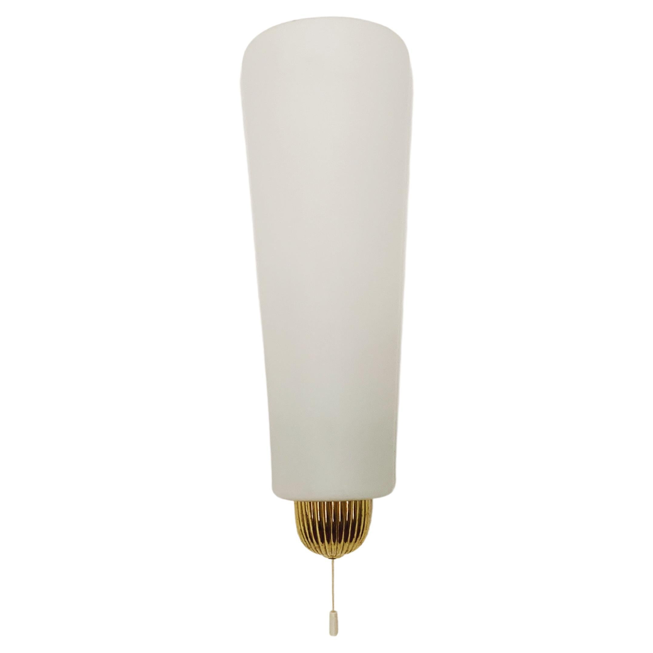 Lampe murale en opaline de Wilhelm Wagenfeld pour Peill and Putzler