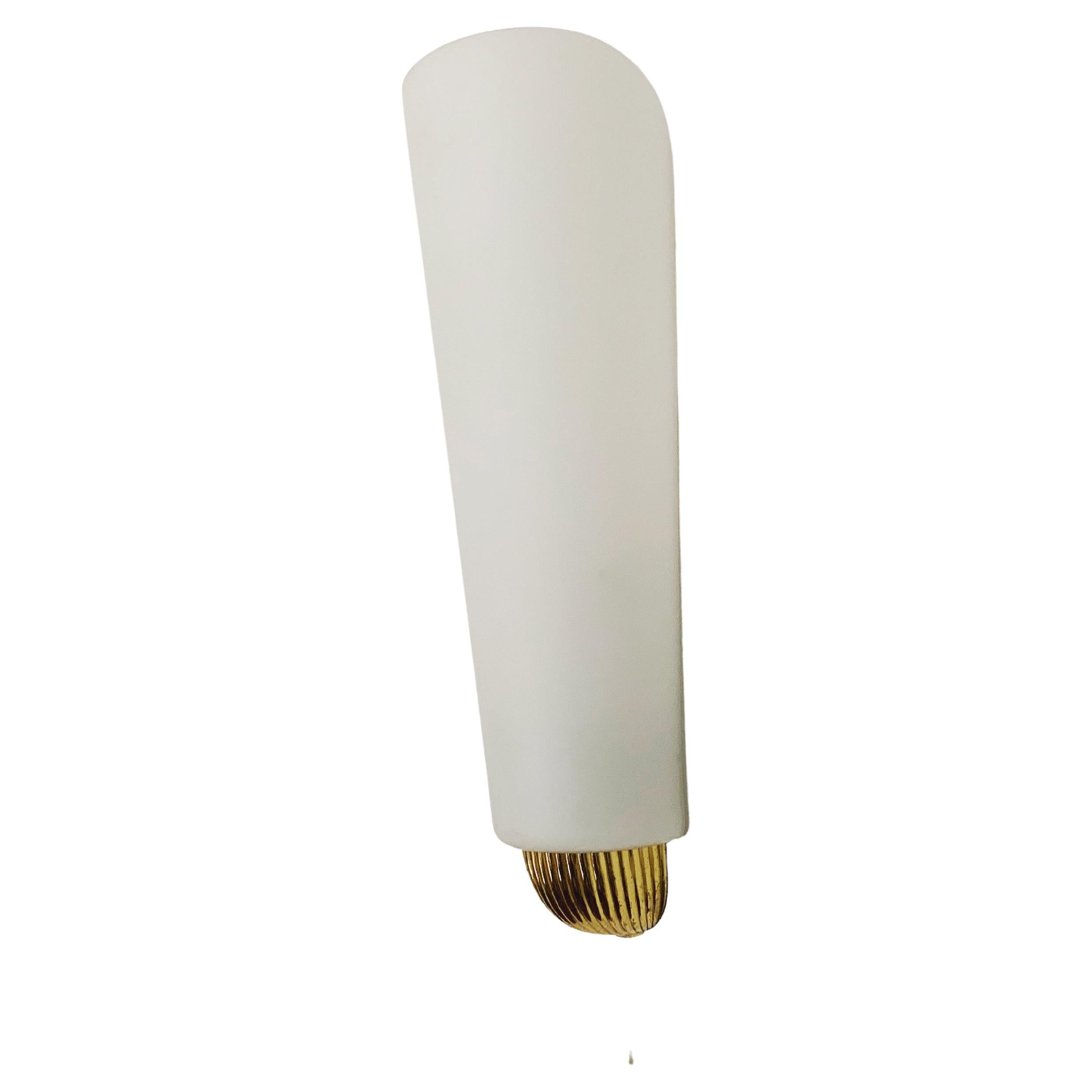 Lampe murale opalin de Wilhelm Wagenfeld pour Peill and Putzler