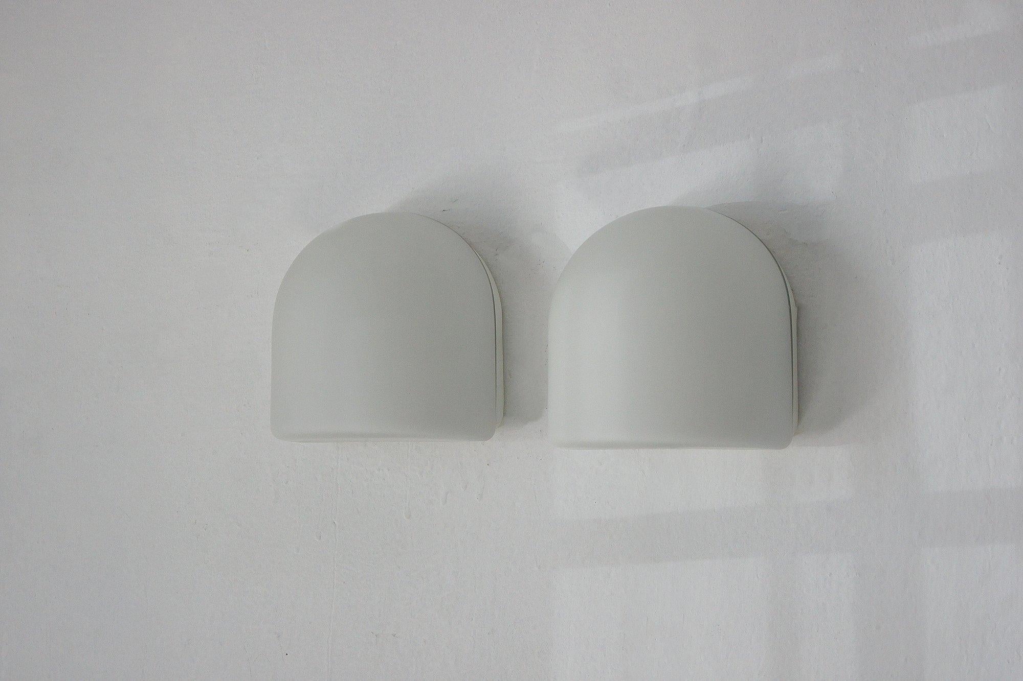 Este aplique minimalista de Staff Leuchten es igual de atractivo de día que de noche.

El aplique tiene una pantalla redonda de color lechoso.

La suave superficie de la pantalla proporciona un delicado complemento que adorna la pared e introduce