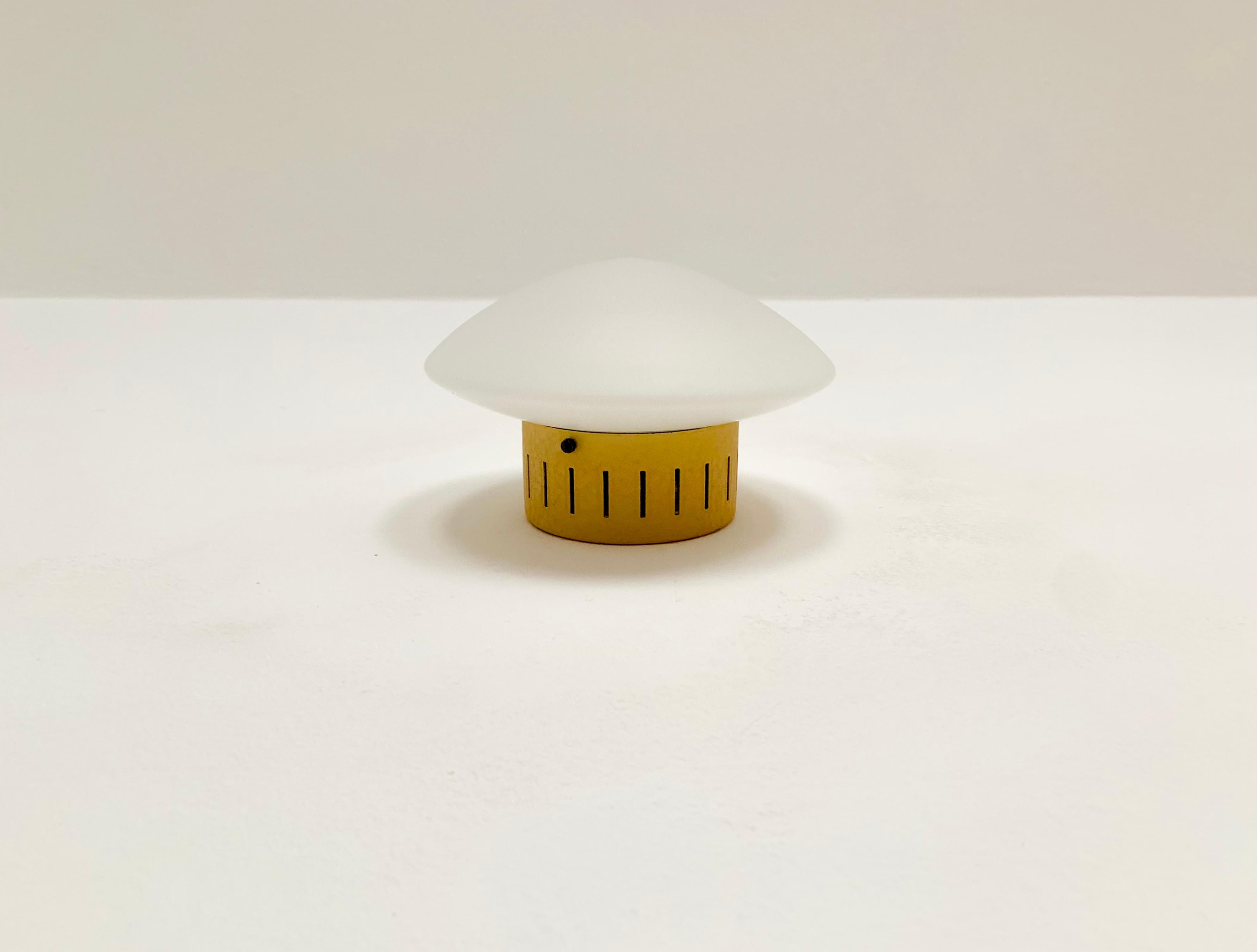 Mid-Century Modern Lampe murale ou plafonnier opalin en vente