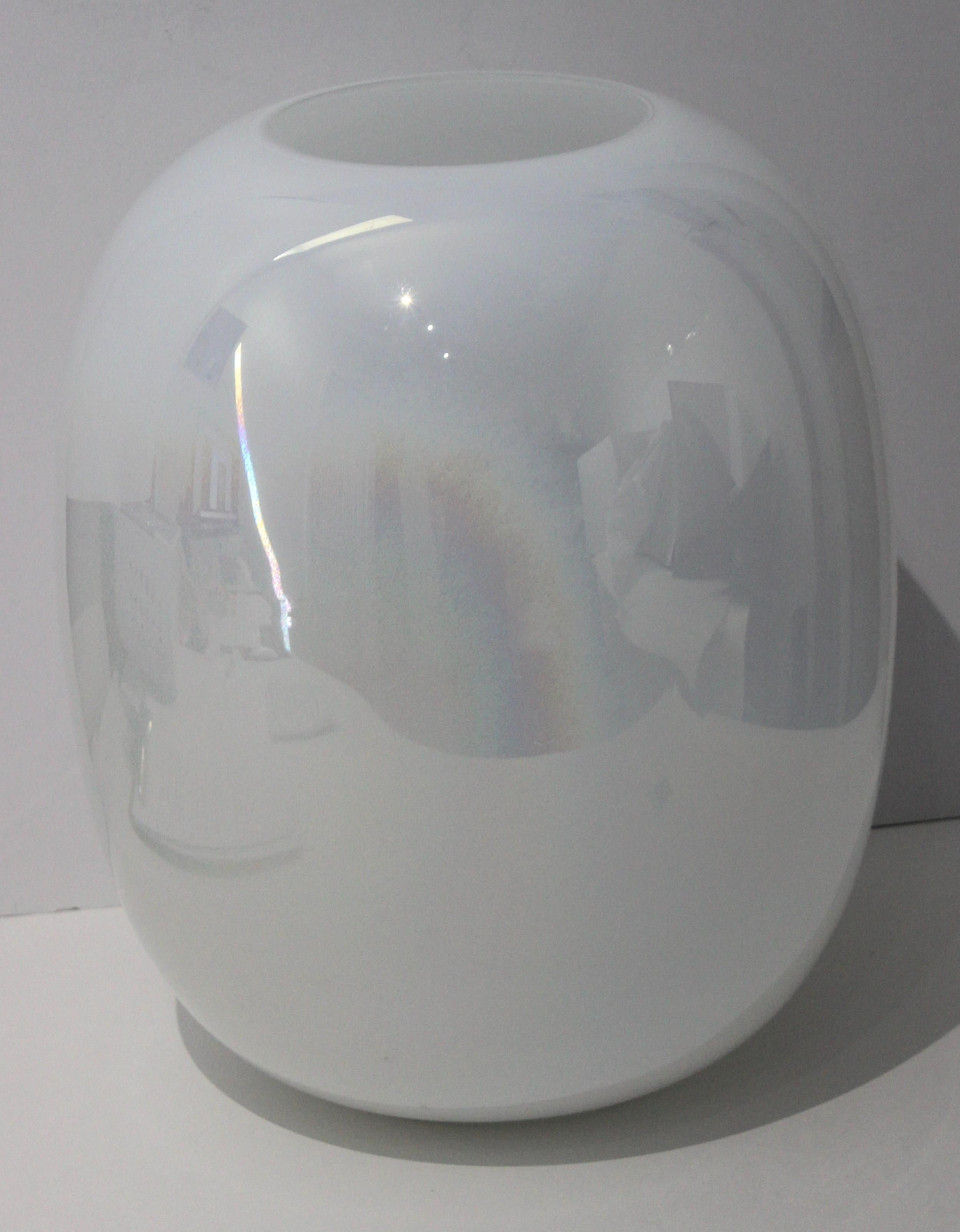 Vintage vase en verre blanc opalin de Murano provenant d'une succession de Palm Beach

Ce vase fait partie d'une étonnante collection de vases et de boîtes en verre blanc de Murano - de différentes formes et tailles ainsi que de textures et de