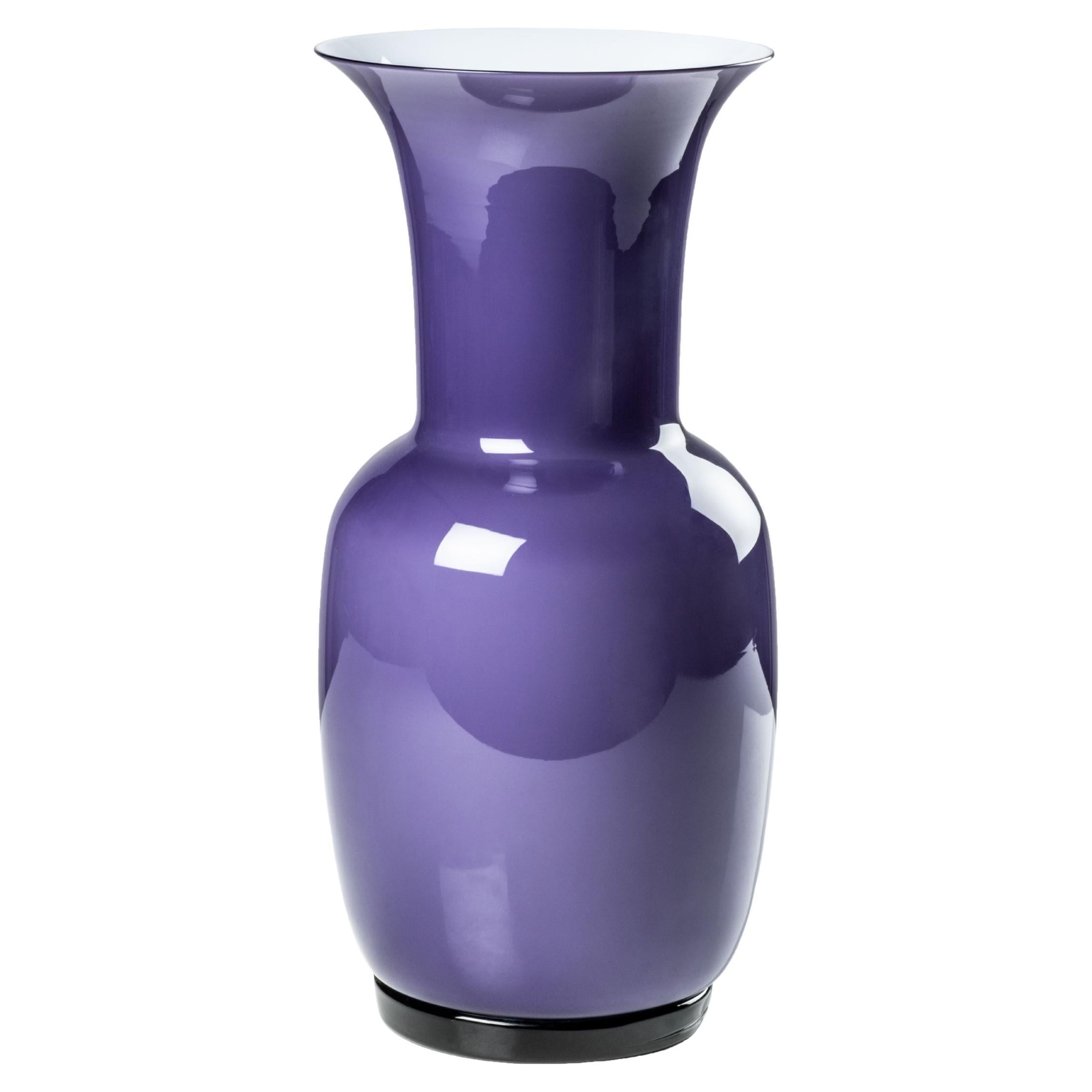 Vase en verre Opalino en verre indigo blanc laiteux à l'intérieur par Venini en vente
