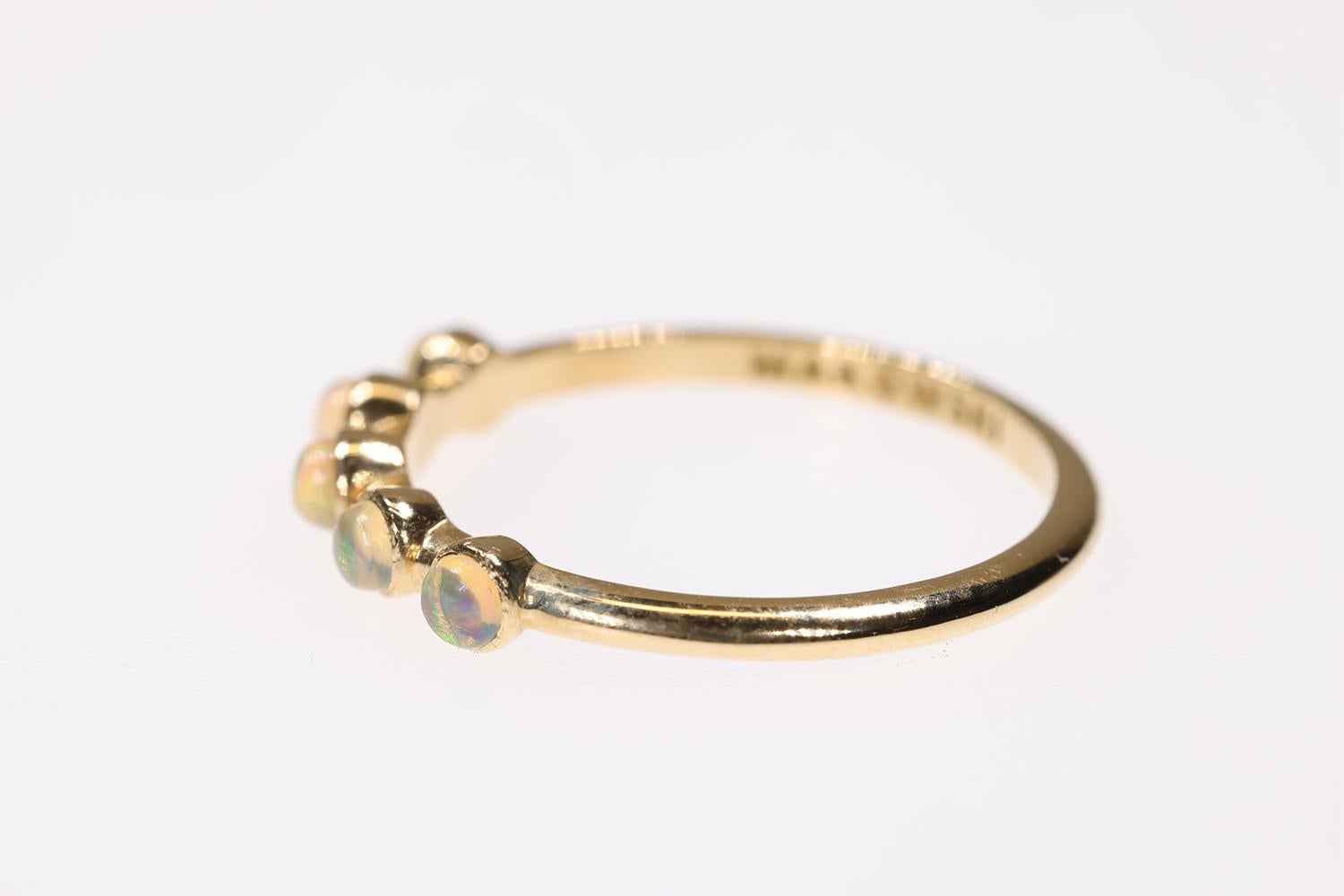 Dieser wunderschön gearbeitete und gestaltete Ring aus 18 Karat Gelbgold wird aus den feinsten Legierungen und Steinen hergestellt. Der Ring enthält fünf wunderschöne australische Opal-Cabochons mit einem Durchmesser von 3 mm. Der Ring wird von der