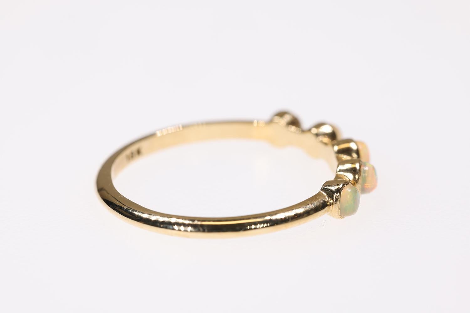 Opal Fünf Stein Cabochon Stapelbarer 18K Gelbgold Ring (Moderne) im Angebot