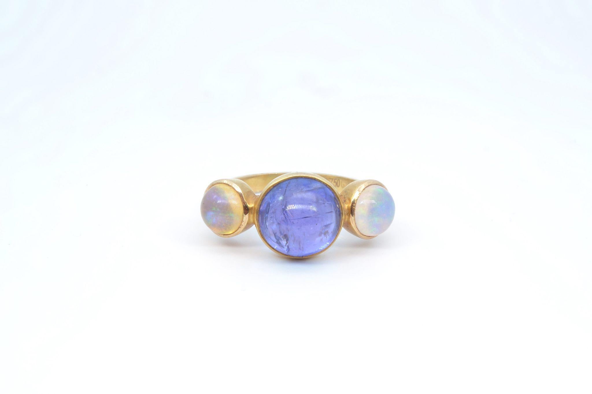 Stones: 1 tanzanite cabochon of 2cts, 2 opals: 1.40ct
Material: Yellow gold
Weight: 4.2g
Period: Recent
Size: 54 (free sizing)
Certificate
Ref. : 25115