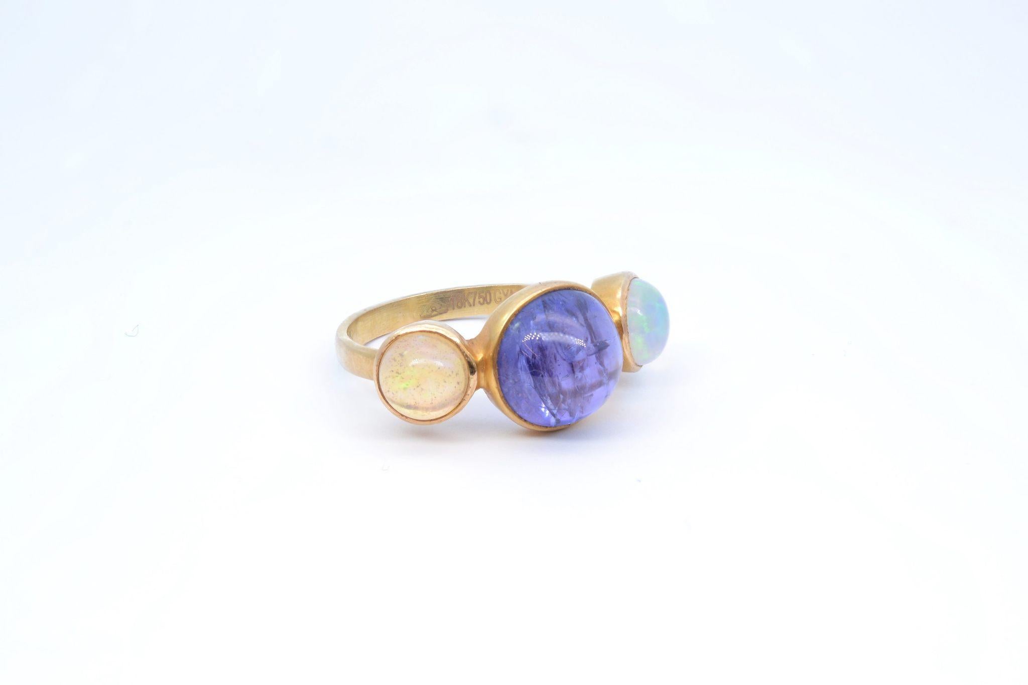 Cabochon Opals and tanzanite cabochon ring in yellow gold For Sale