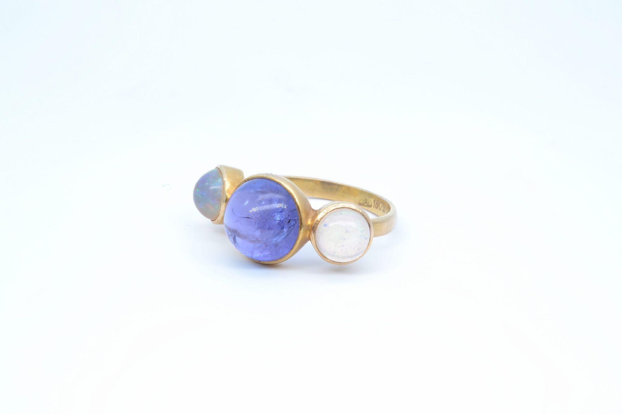 Opals and tanzanite cabochon ring in yellow gold In Good Condition For Sale In PARIS, FR