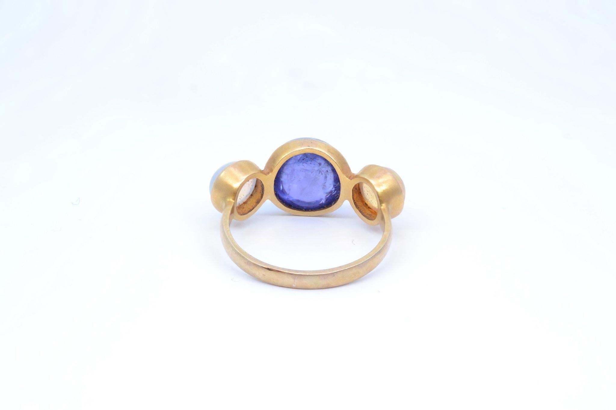 Women's or Men's Opals and tanzanite cabochon ring in yellow gold For Sale