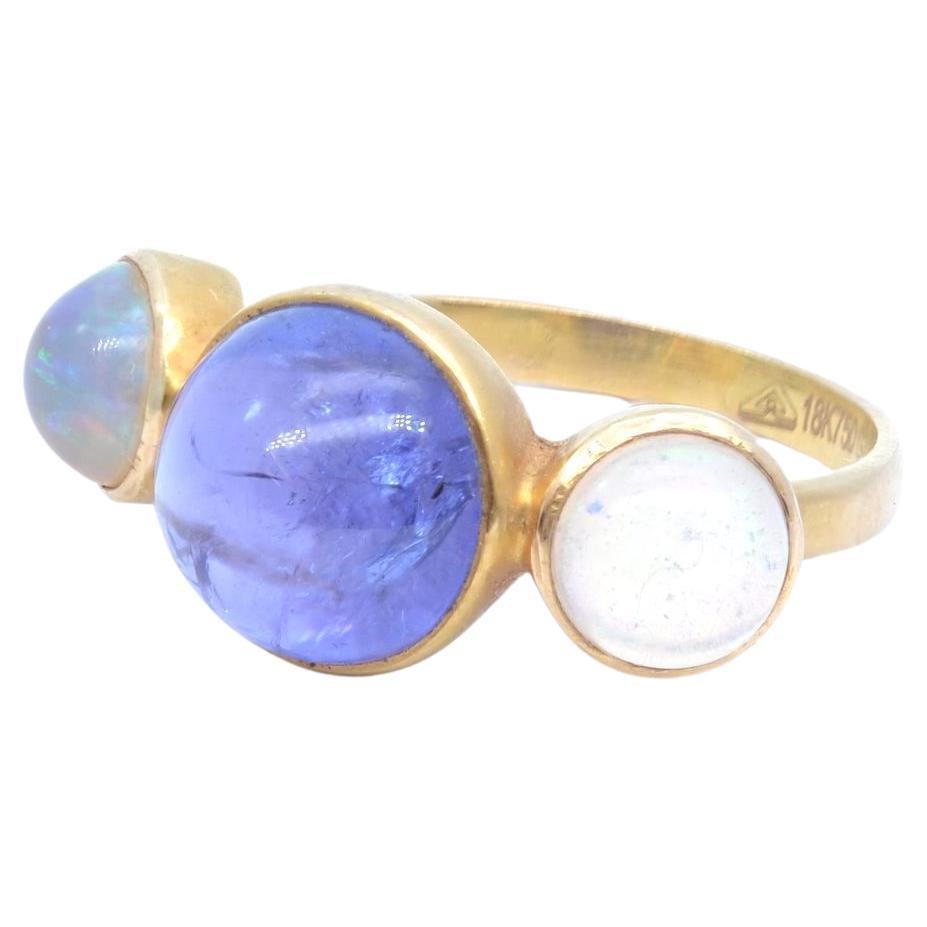 Opals and tanzanite cabochon ring in yellow gold For Sale